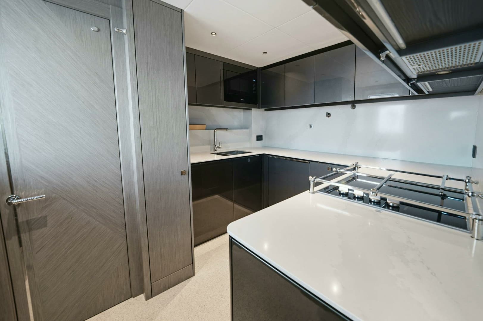 2024 Sunseeker Sunseeker 100 Yacht photo 16