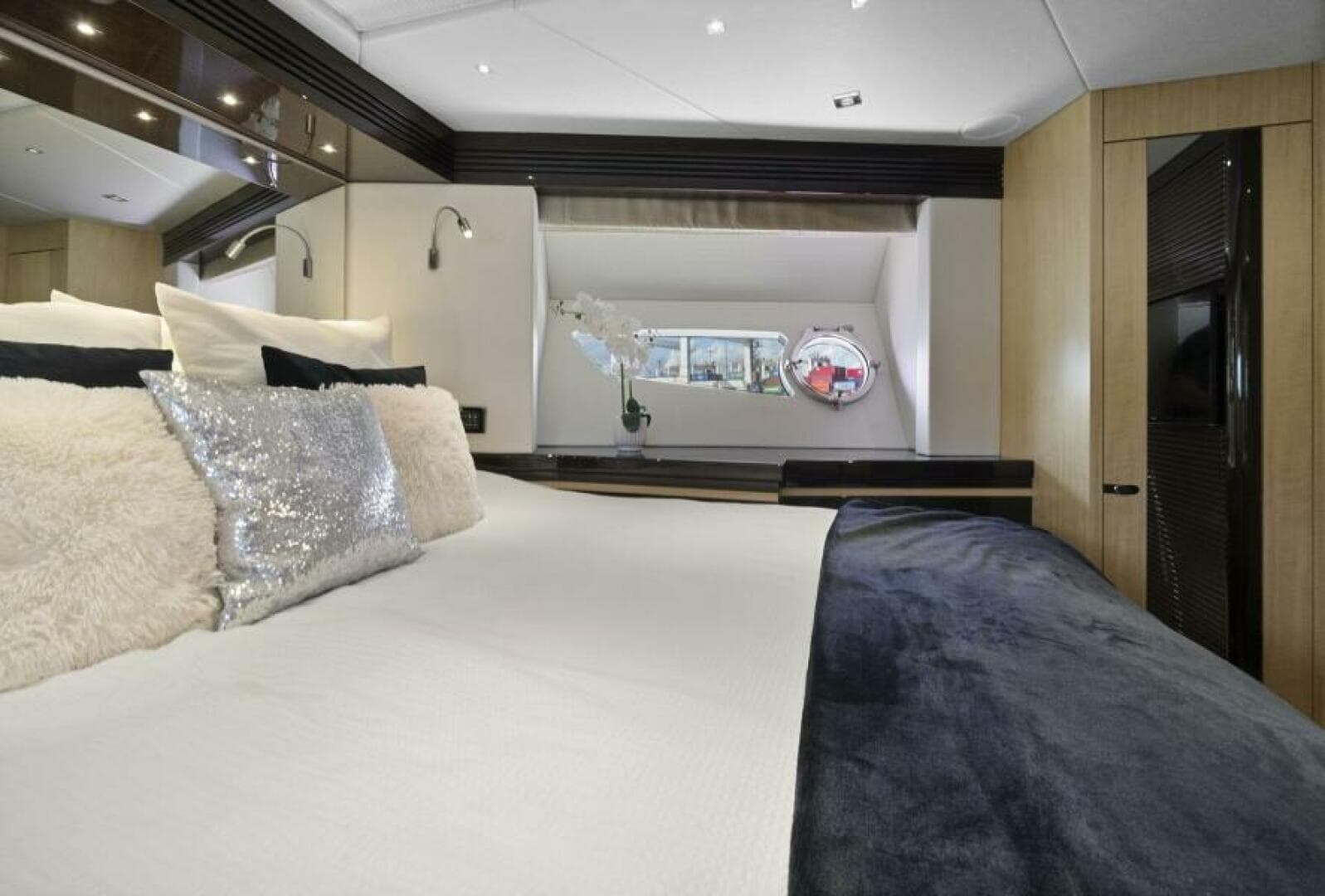 2015 Sunseeker Sport Yacht photo 43