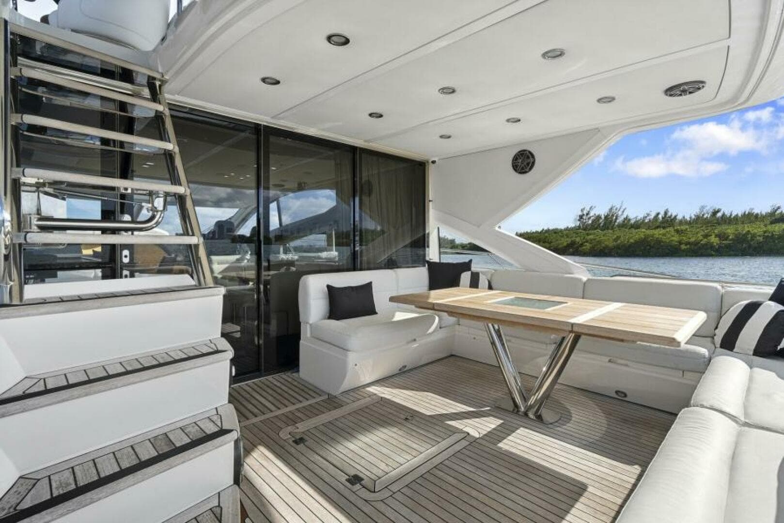 2015 Sunseeker Sport Yacht photo 24