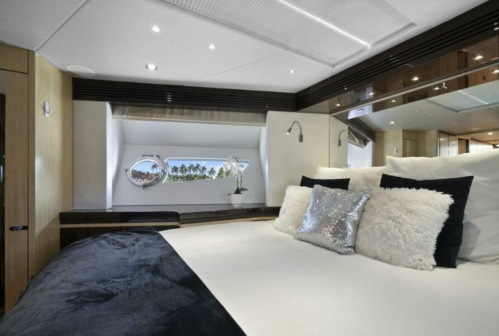 2015 Sunseeker Sport Yacht photo 42