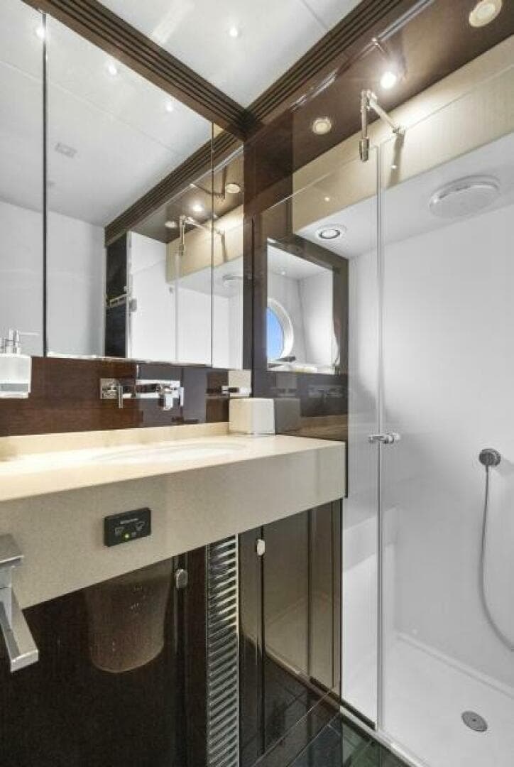 2015 Sunseeker Sport Yacht photo 44