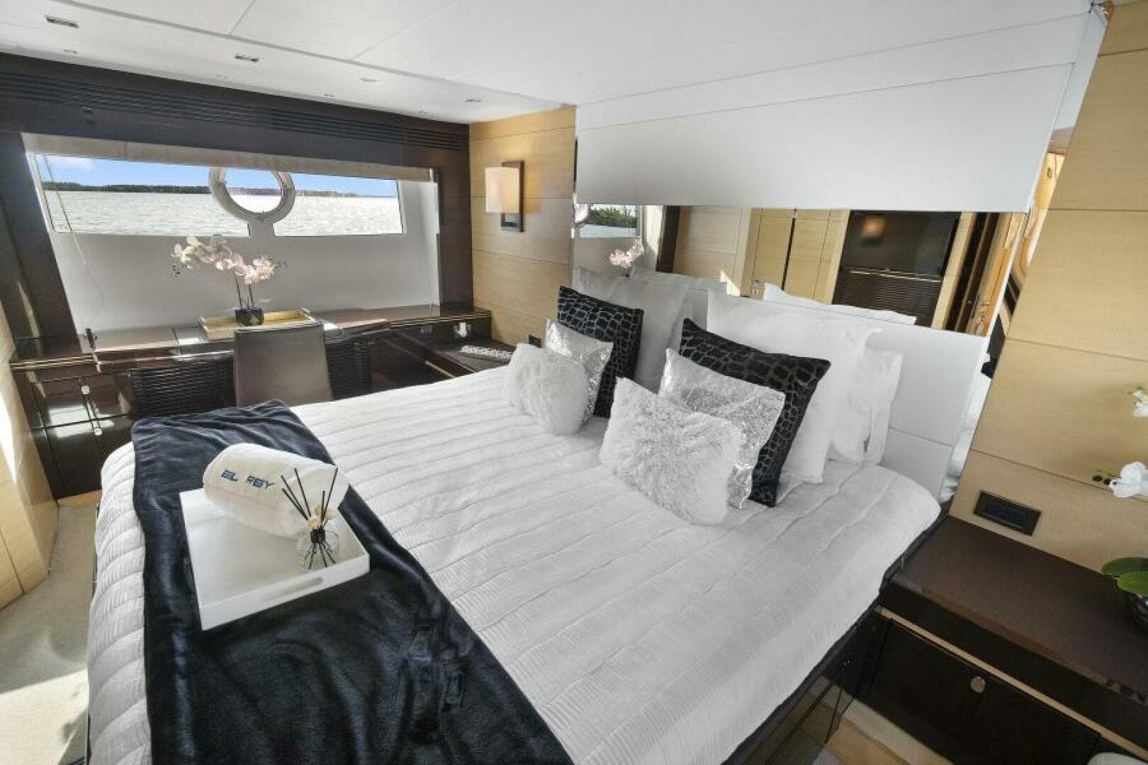 2015 Sunseeker Sport Yacht photo 47