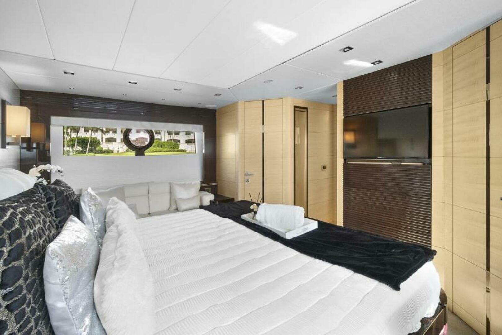2015 Sunseeker Sport Yacht photo 50