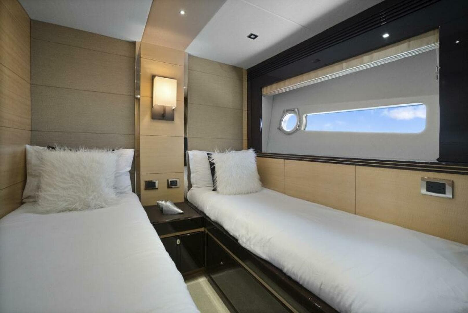 2015 Sunseeker Sport Yacht photo 54