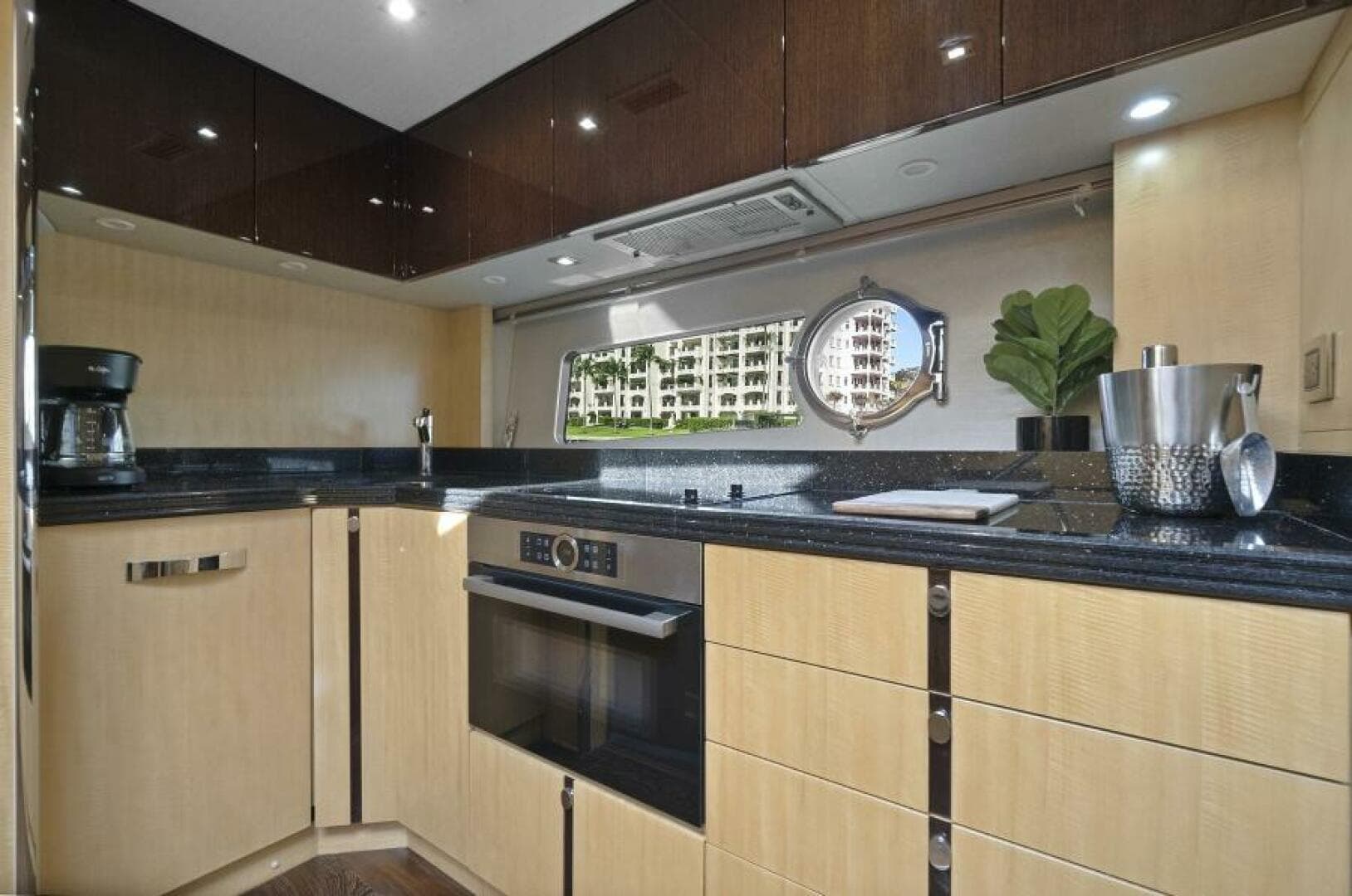 2015 Sunseeker Sport Yacht photo 39