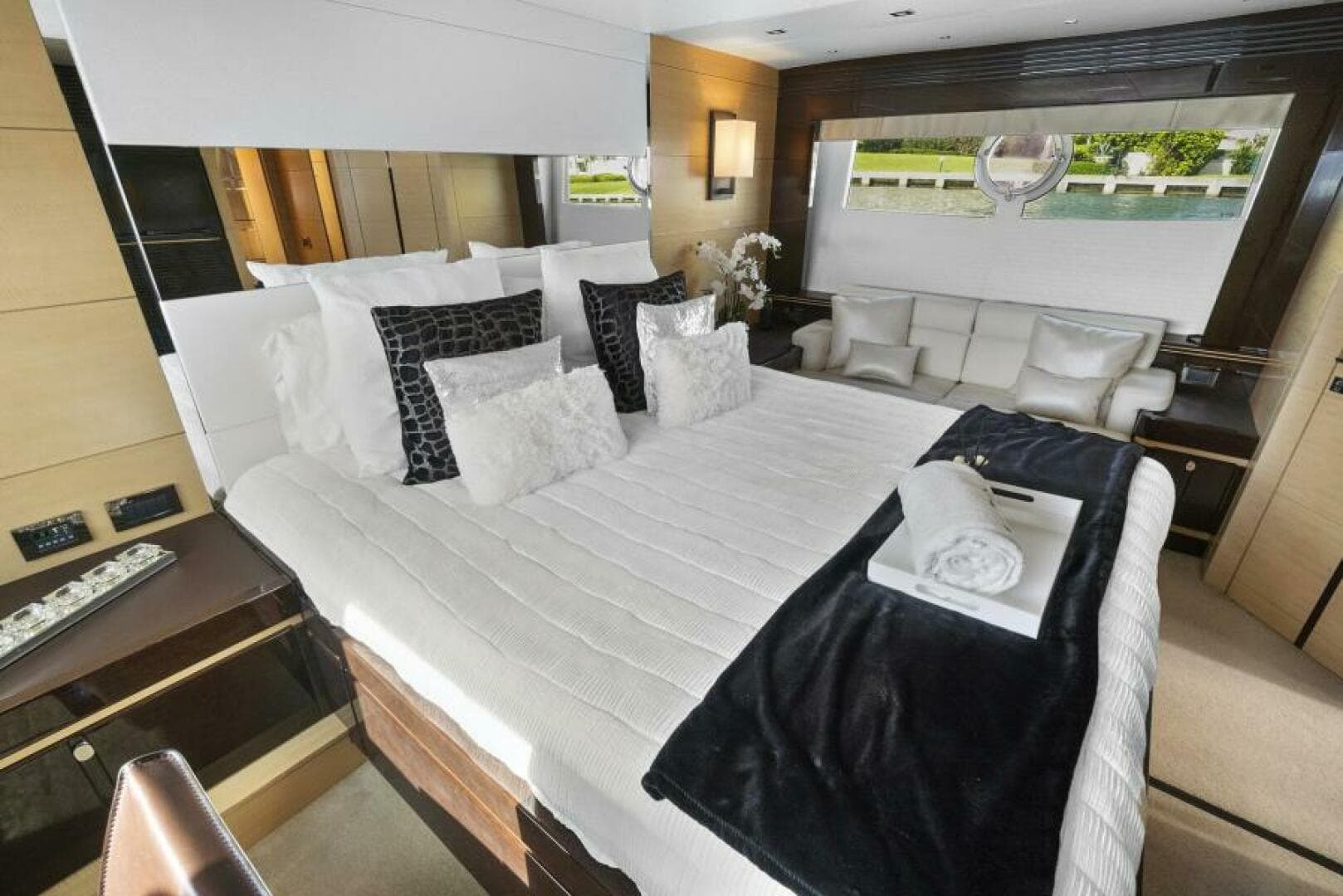 2015 Sunseeker Sport Yacht photo 49