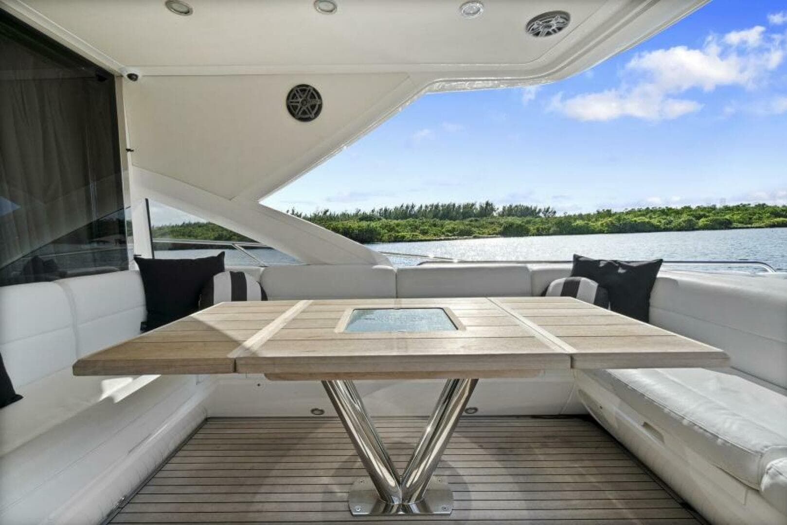 2015 Sunseeker Sport Yacht photo 23