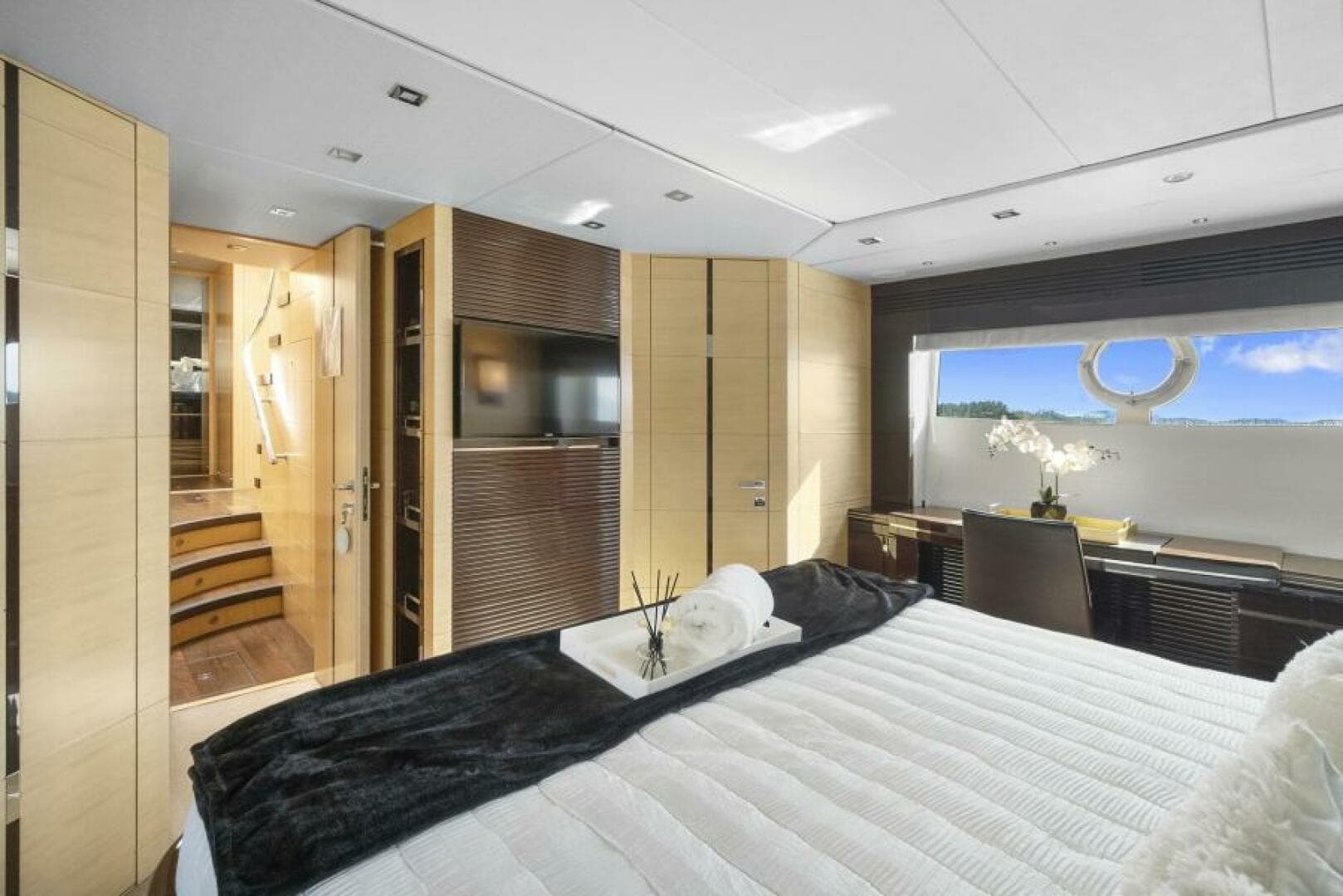 2015 Sunseeker Sport Yacht photo 46