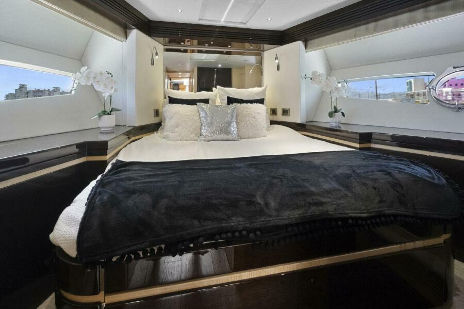2015 Sunseeker Sport Yacht photo 41