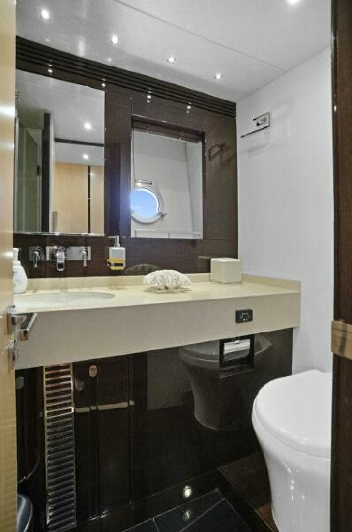 2015 Sunseeker Sport Yacht photo 55