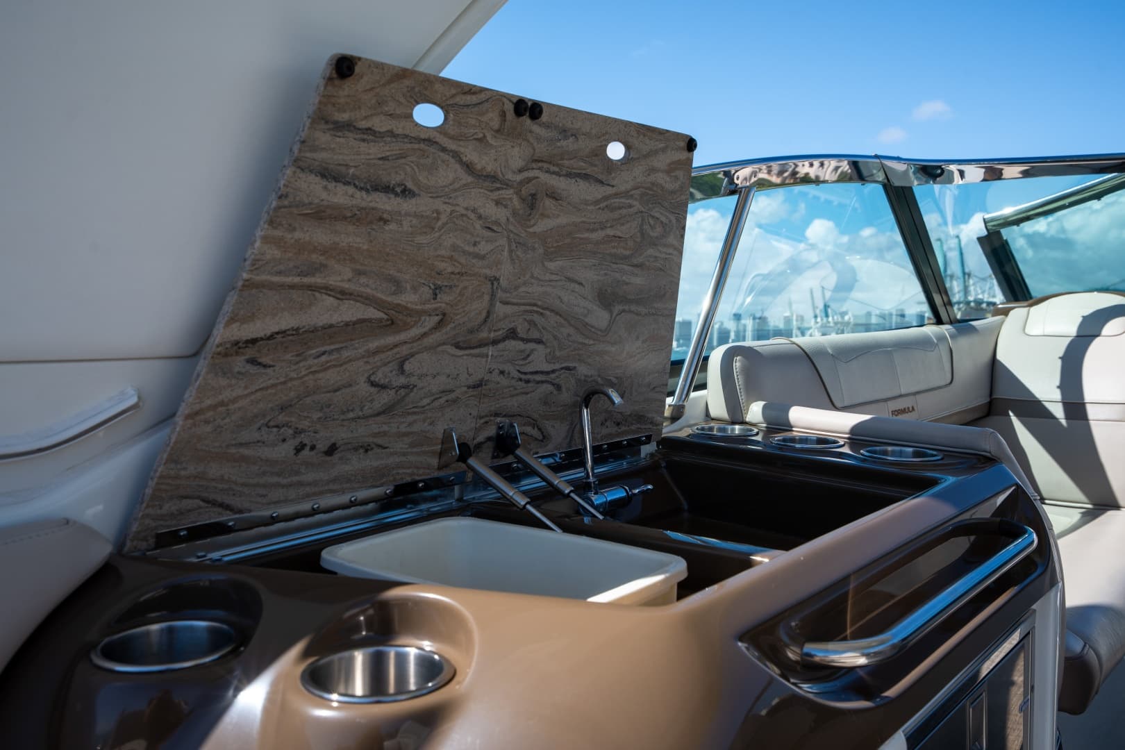 2018 Formula 350 Crossover Bowrider photo 34