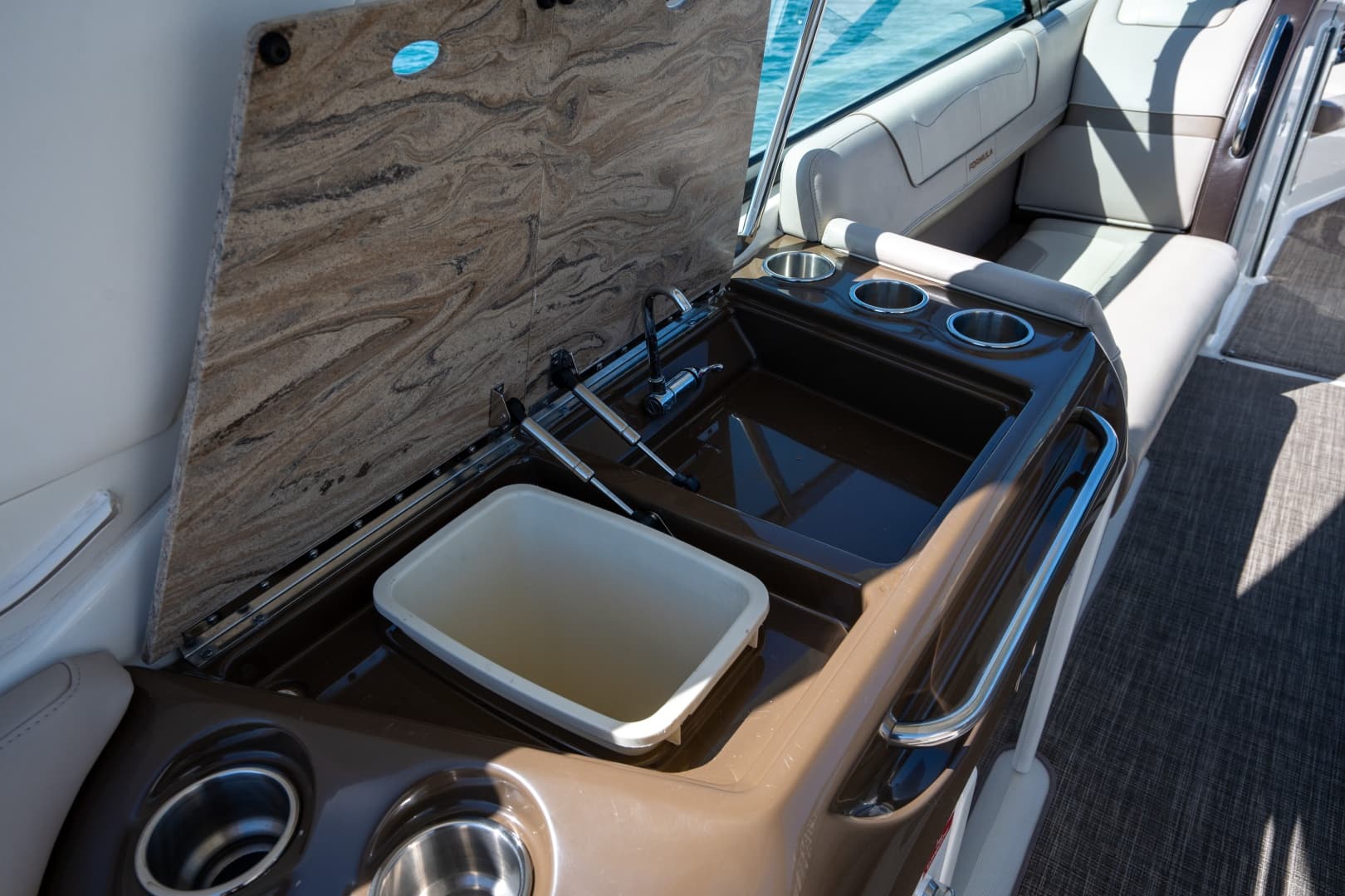 2018 Formula 350 Crossover Bowrider photo 22