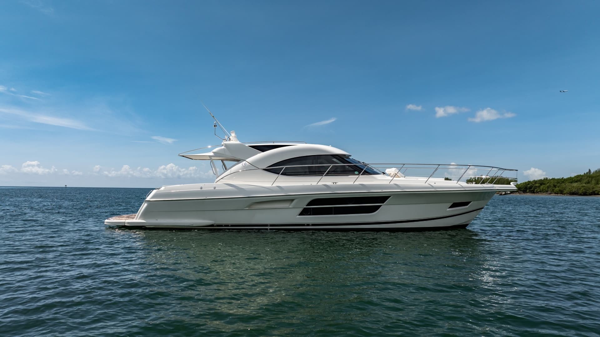 2016 Riviera 5000 Sport Yacht photo 18