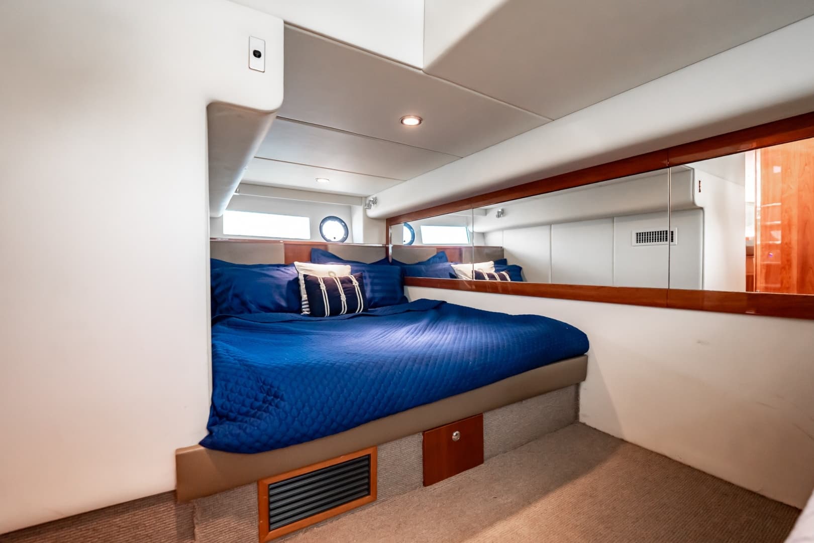 2016 Riviera 5000 Sport Yacht photo 81