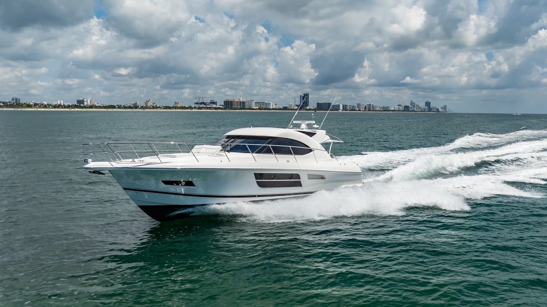 2016 Riviera 5000 Sport Yacht photo 7