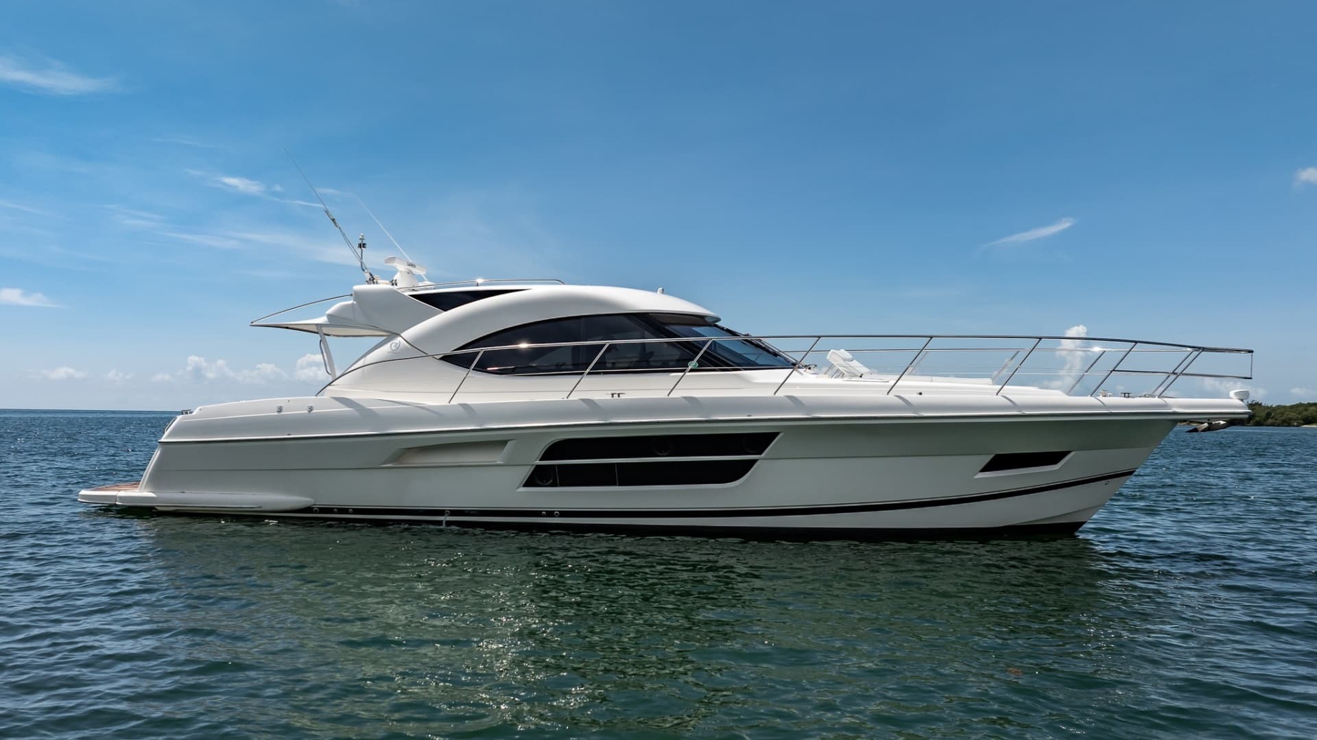 2016 Riviera 5000 Sport Yacht photo 17