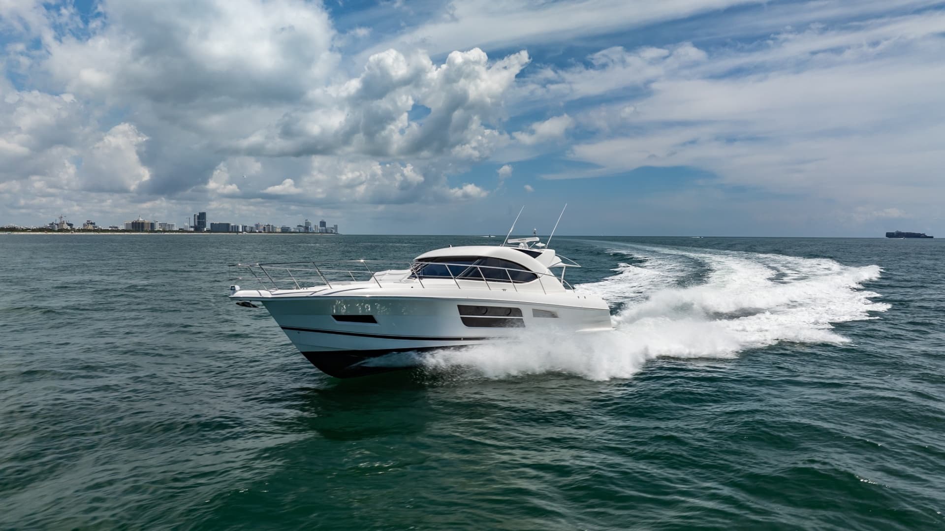 2016 Riviera 5000 Sport Yacht photo 4