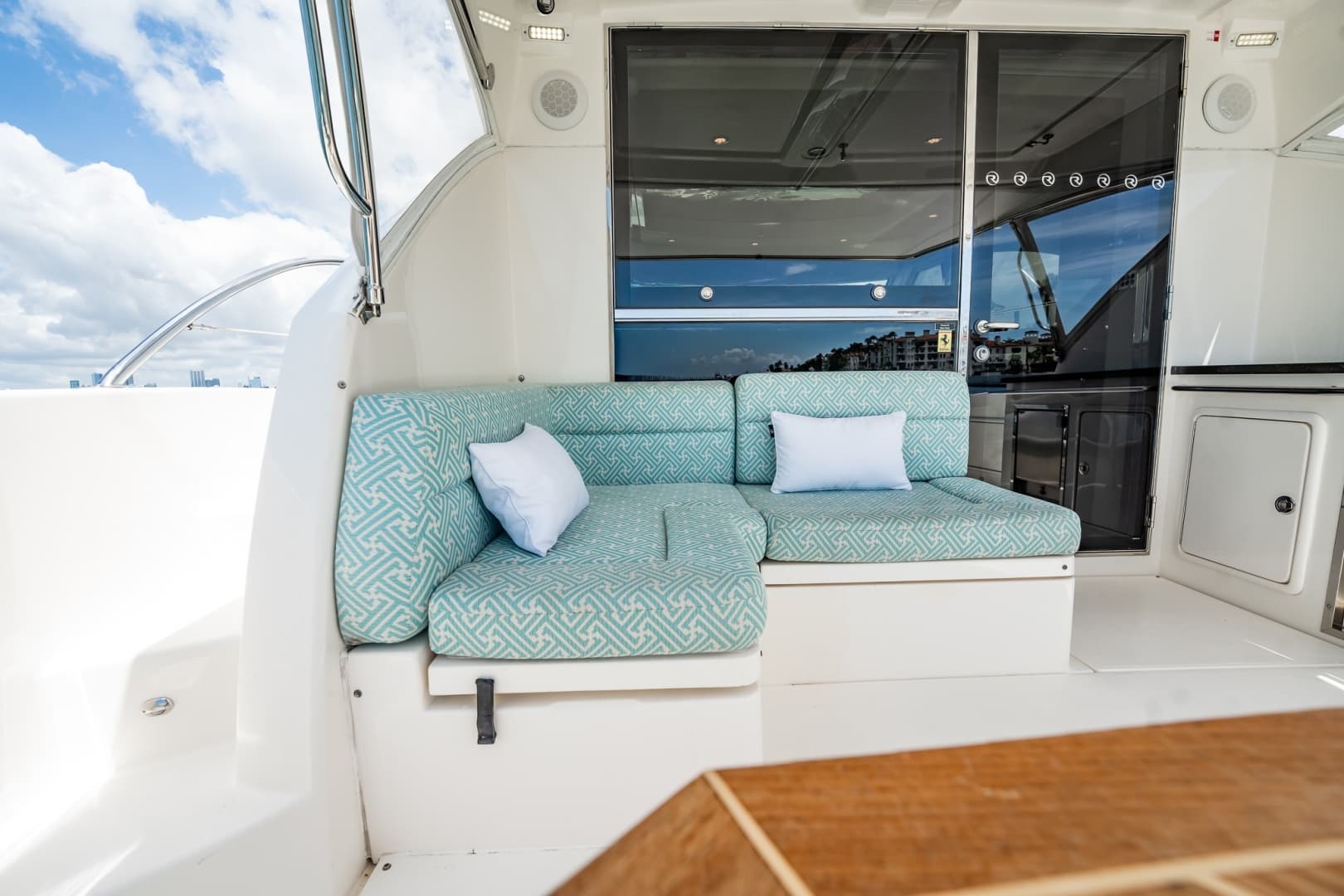 2016 Riviera 5000 Sport Yacht photo 31