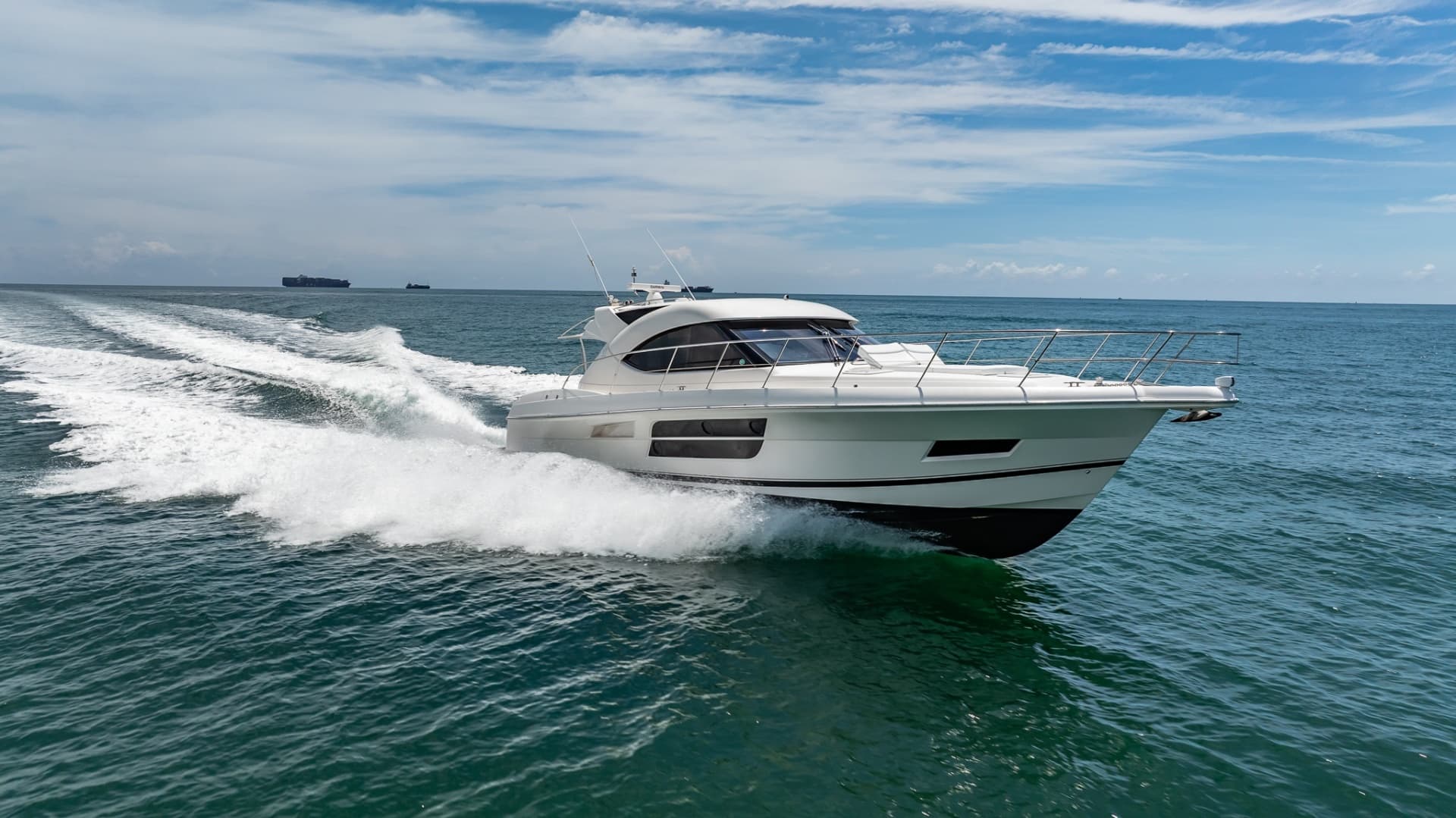 2016 Riviera 5000 Sport Yacht photo 2