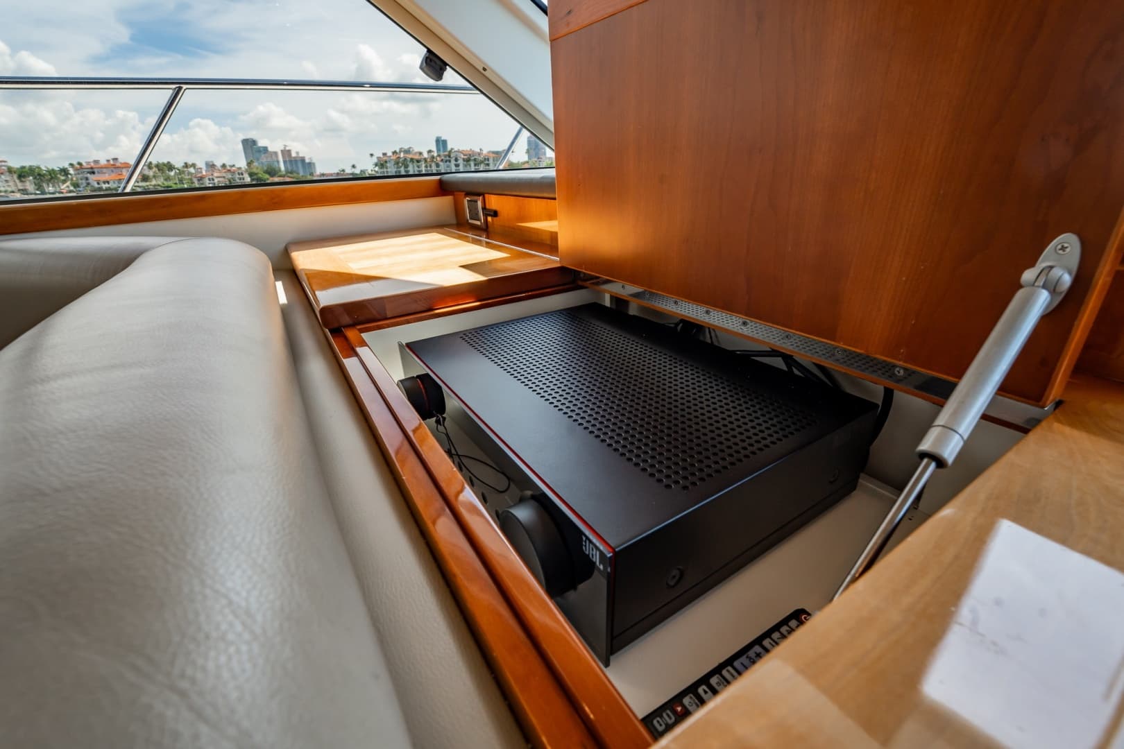 2016 Riviera 5000 Sport Yacht photo 53