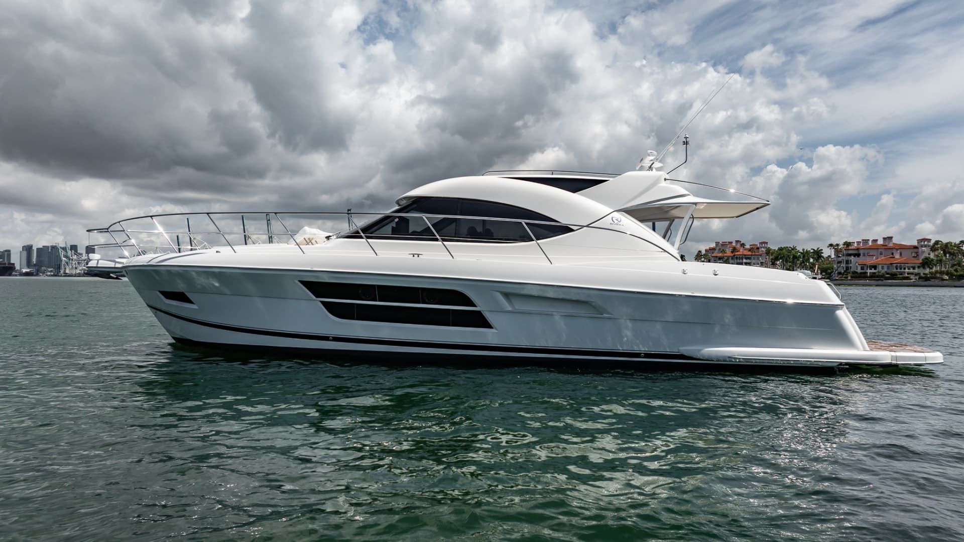 2016 Riviera 5000 Sport Yacht photo 9