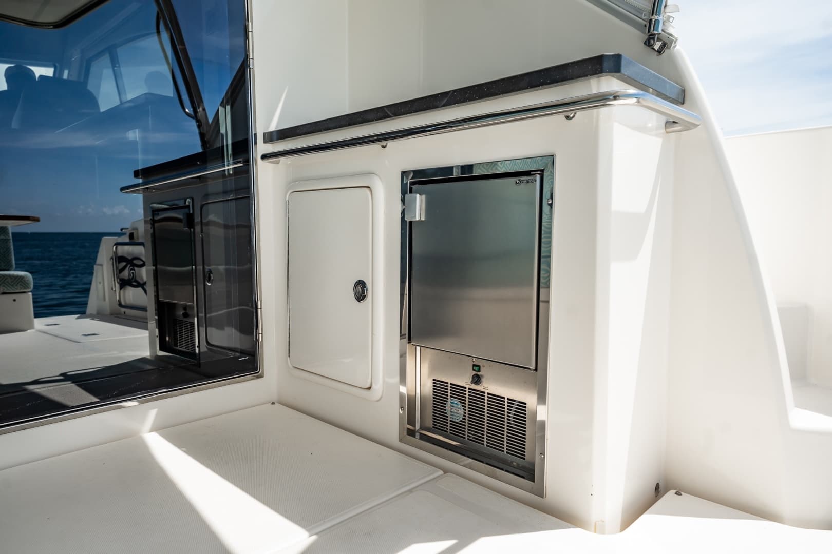 2016 Riviera 5000 Sport Yacht photo 38