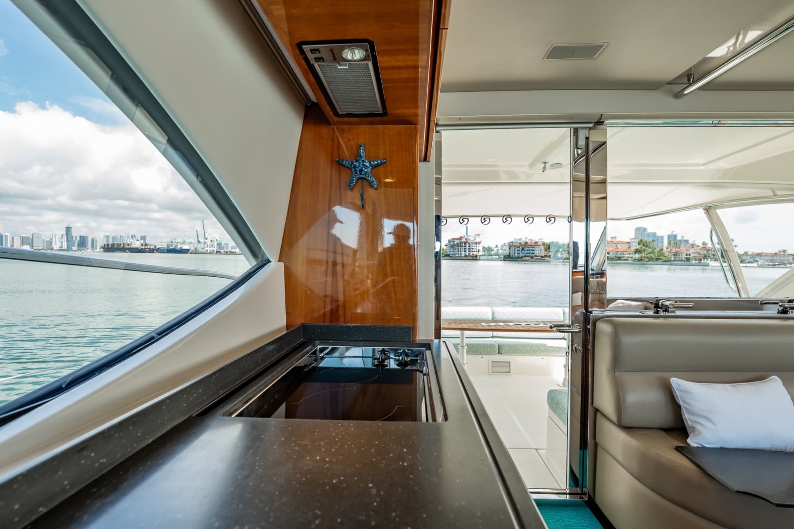 2016 Riviera 5000 Sport Yacht photo 70