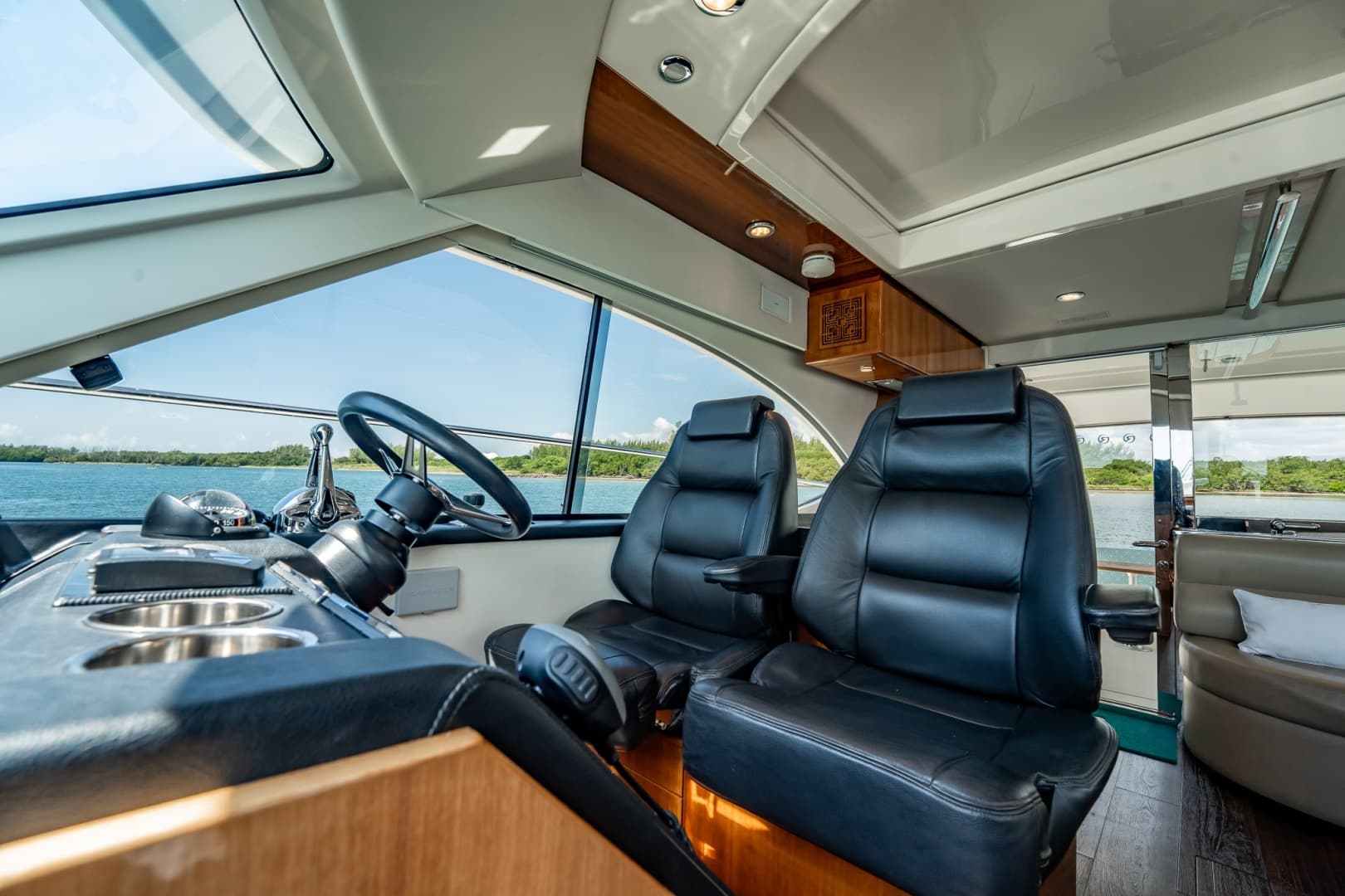 2016 Riviera 5000 Sport Yacht photo 60