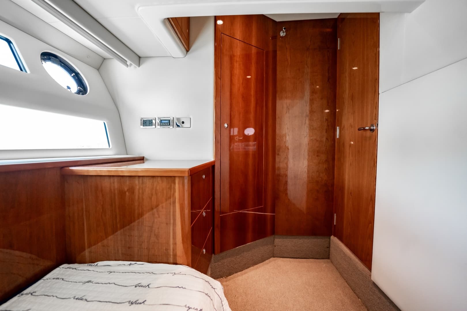 2016 Riviera 5000 Sport Yacht photo 65