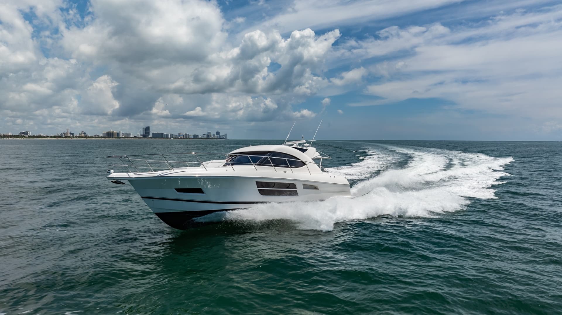 2016 Riviera 5000 Sport Yacht photo 8