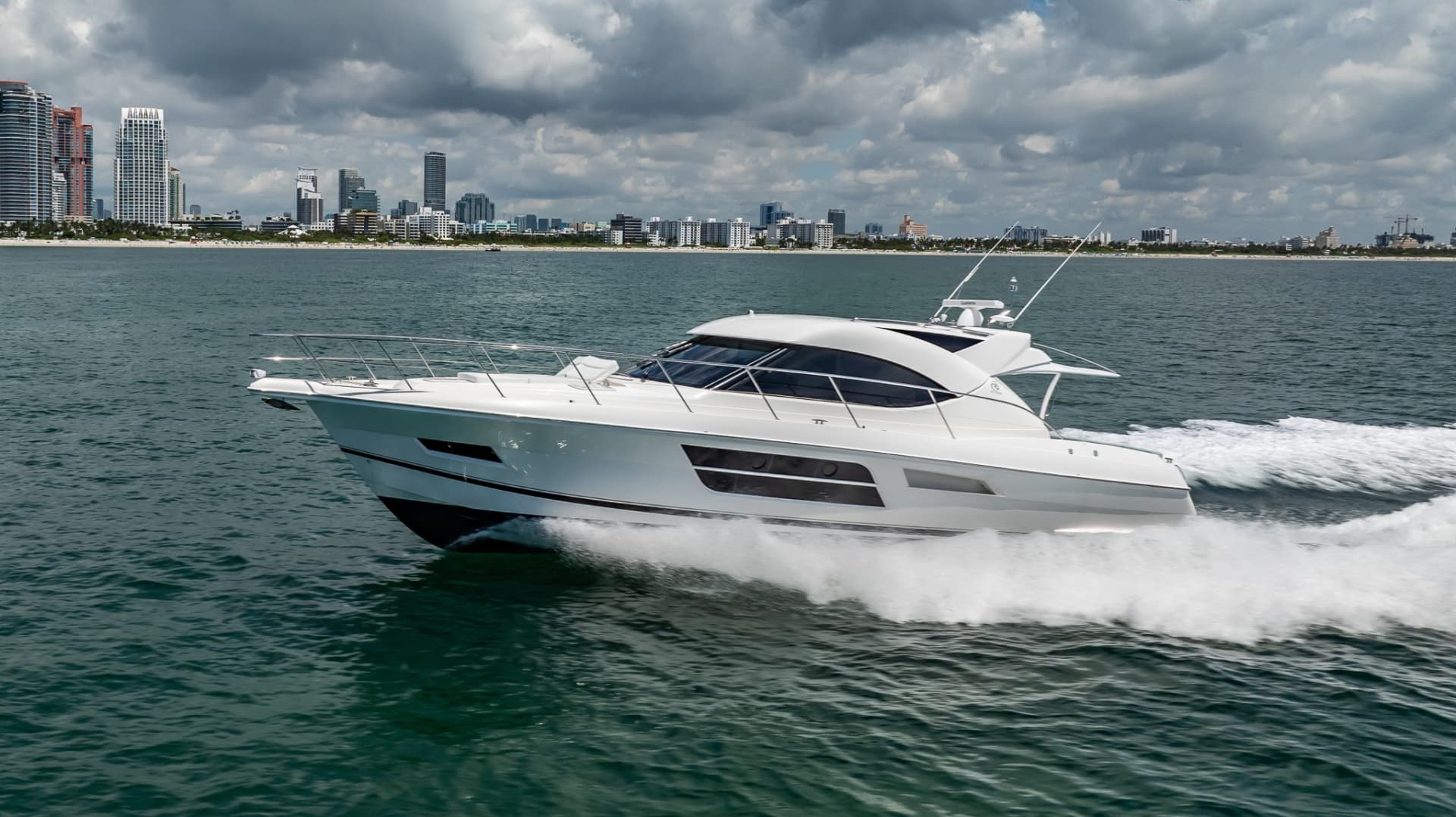 2016 Riviera 5000 Sport Yacht photo 3
