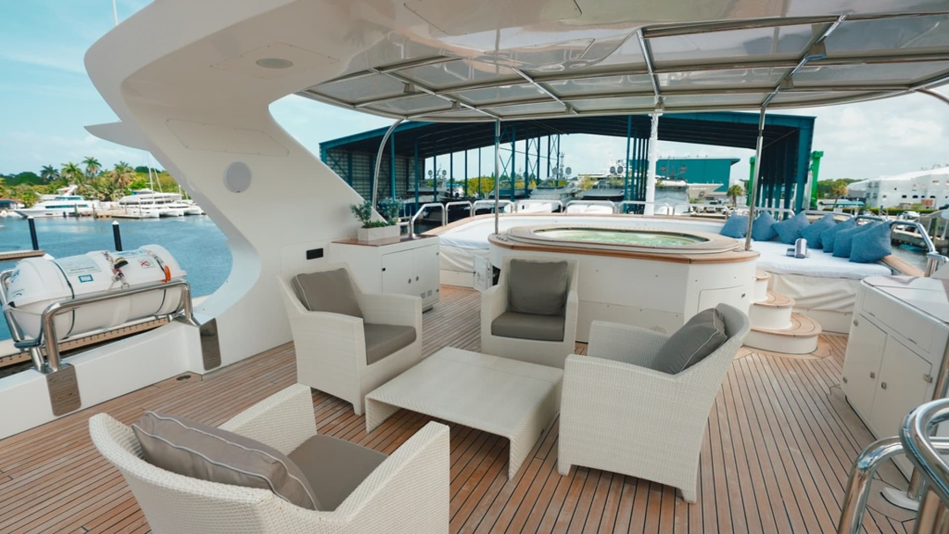 2008 Benetti 121 Classic photo 18