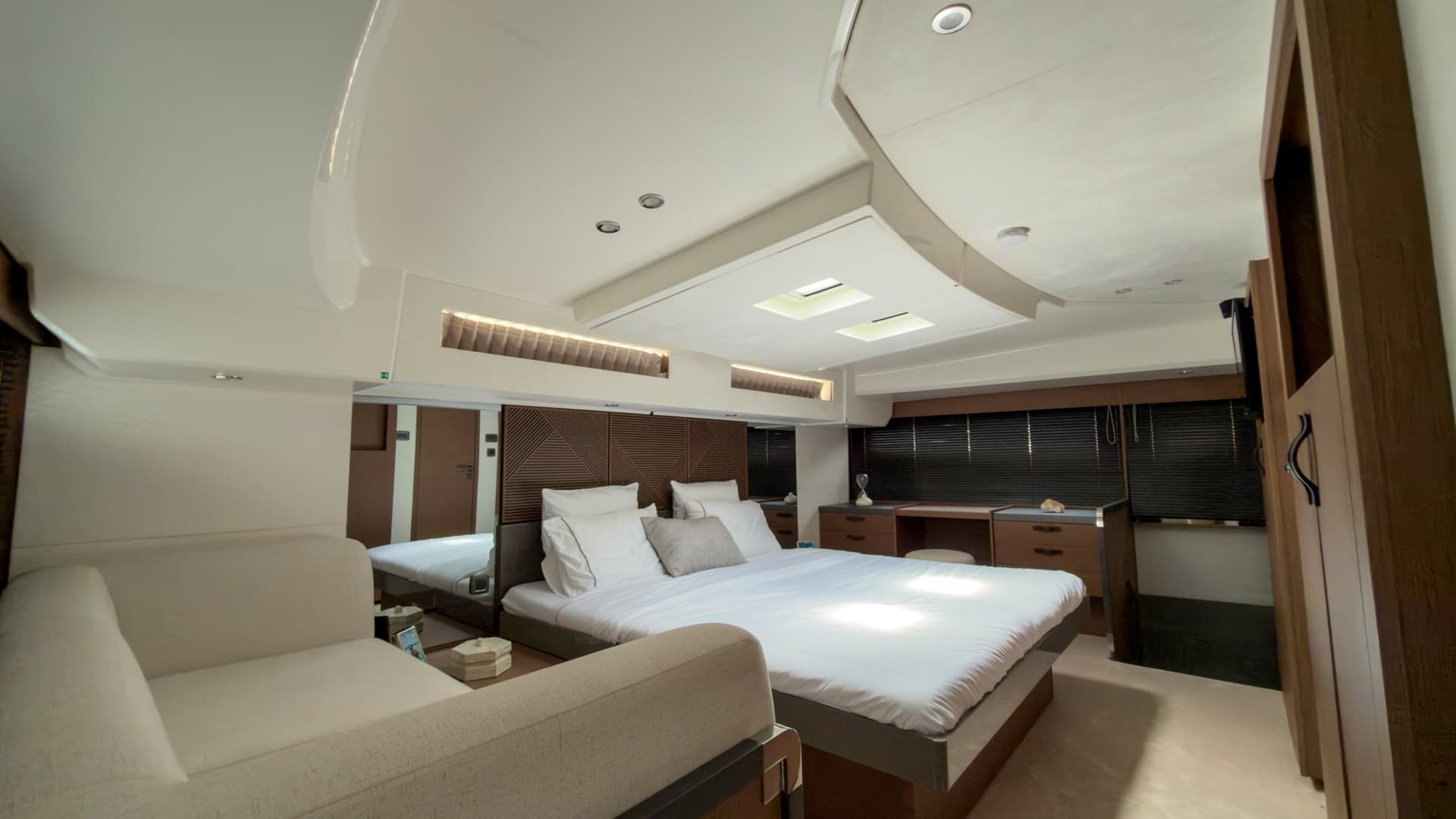 2025 Prestige M48 photo 22