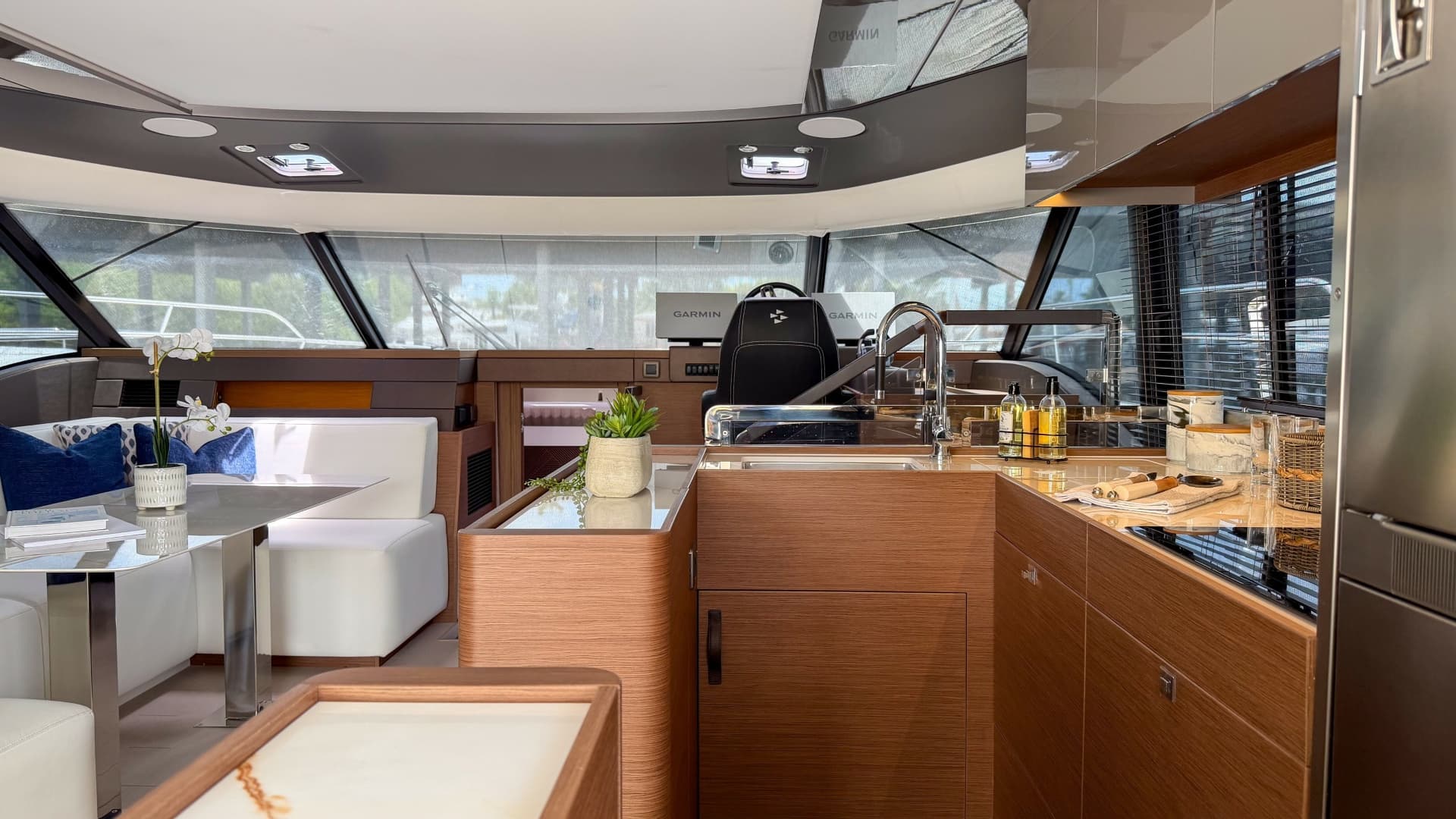 2025 Prestige M48 photo 11