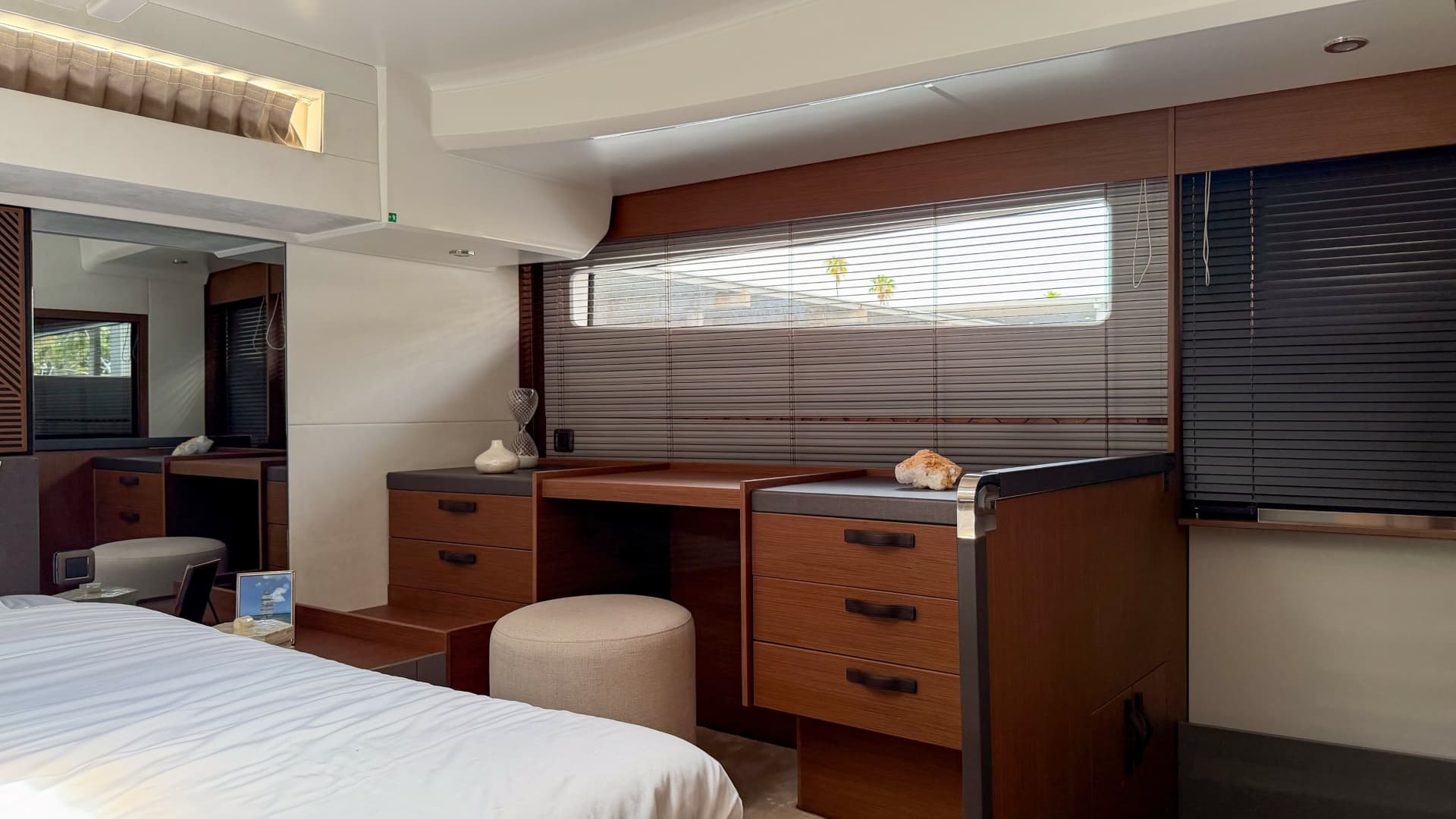 2025 Prestige M48 photo 18