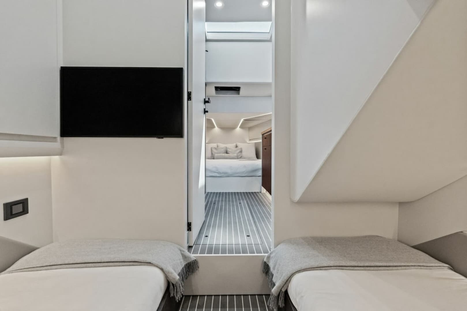 2024 Vanquish Yachts VQ55 photo 43