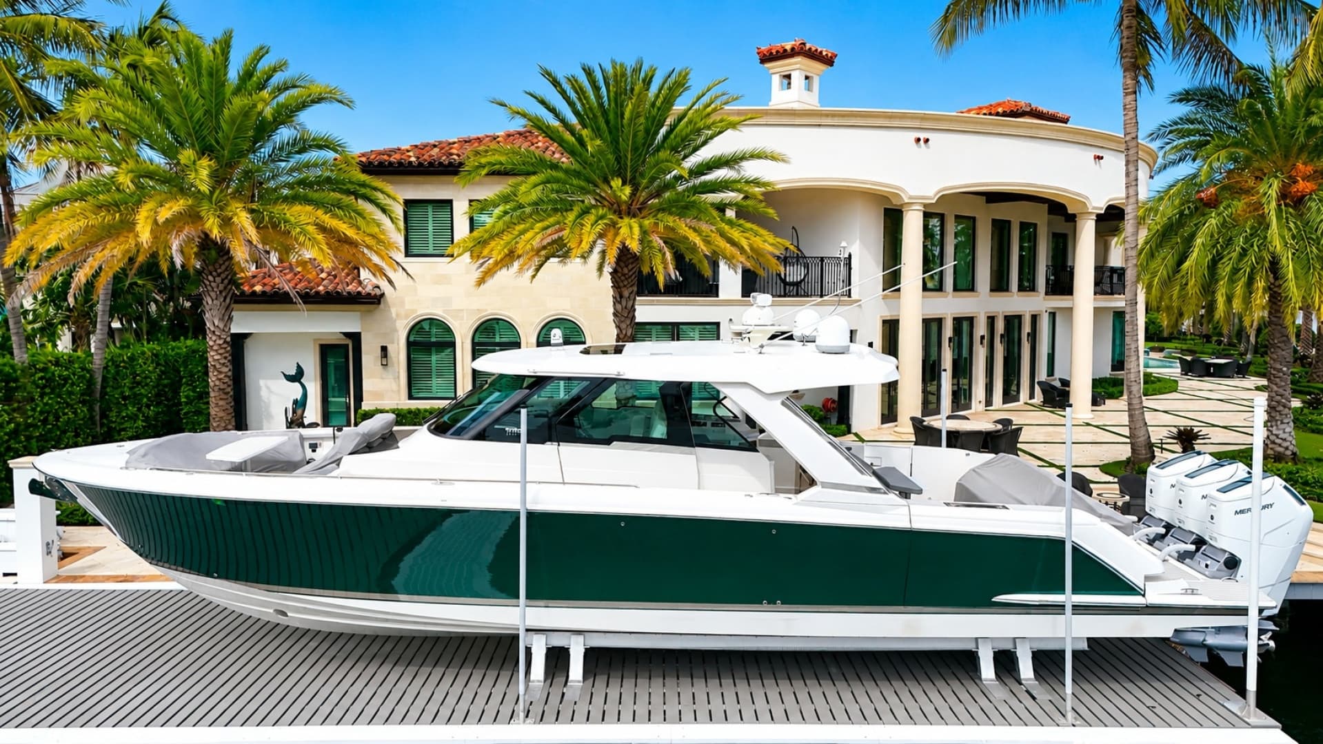 2024 Tiara Yachts 48 LS photo 4