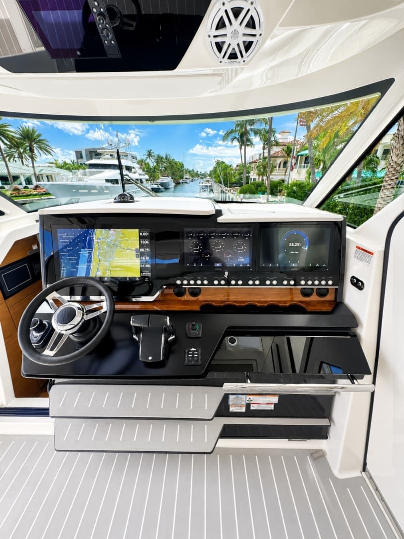 2024 Tiara Yachts 48 LS photo 14