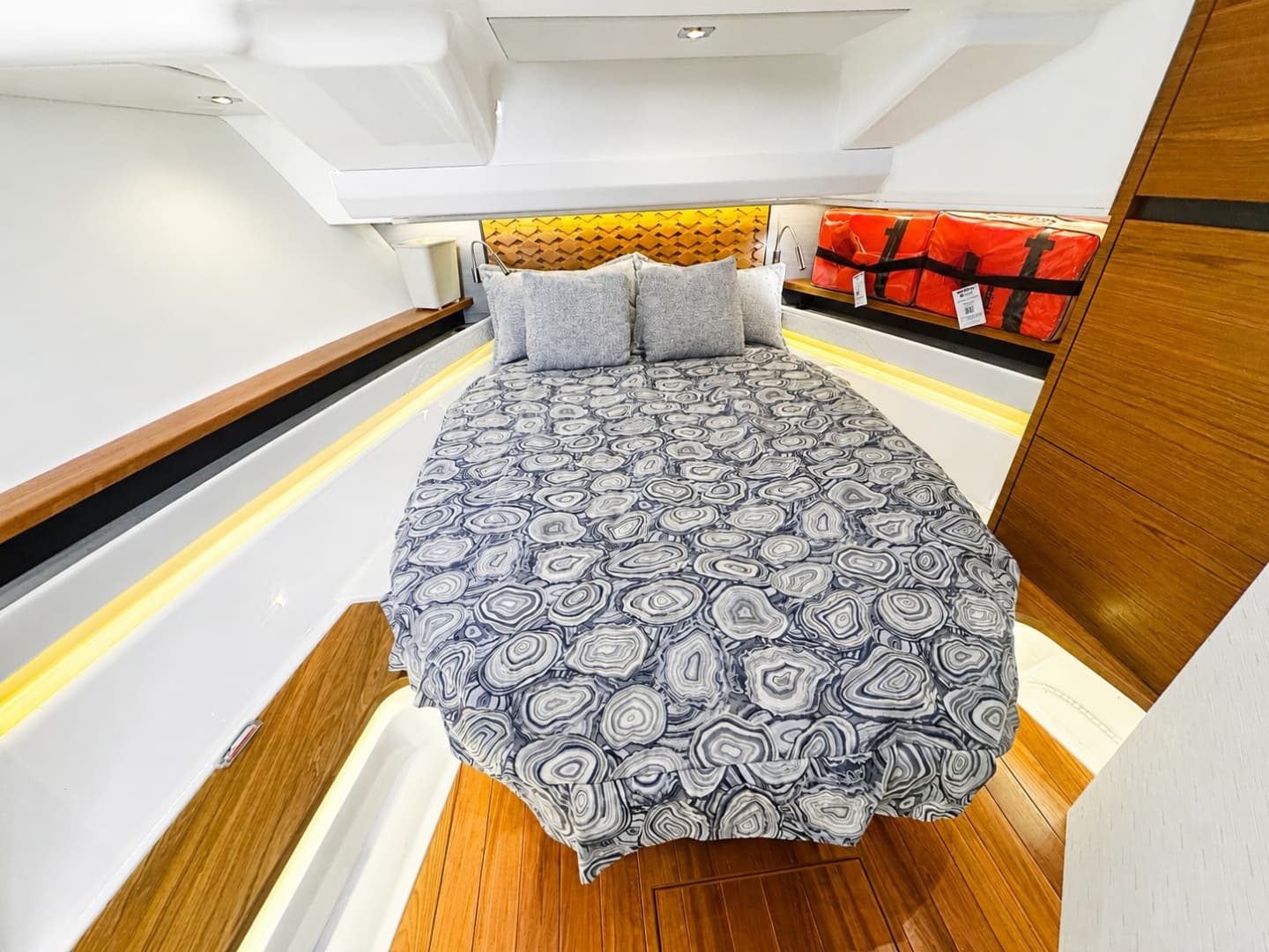 2024 Tiara Yachts 48 LS photo 16