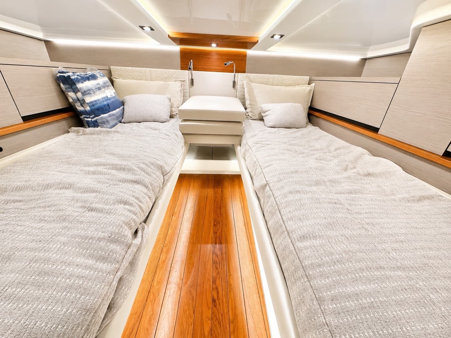2024 Tiara Yachts 48 LS photo 21