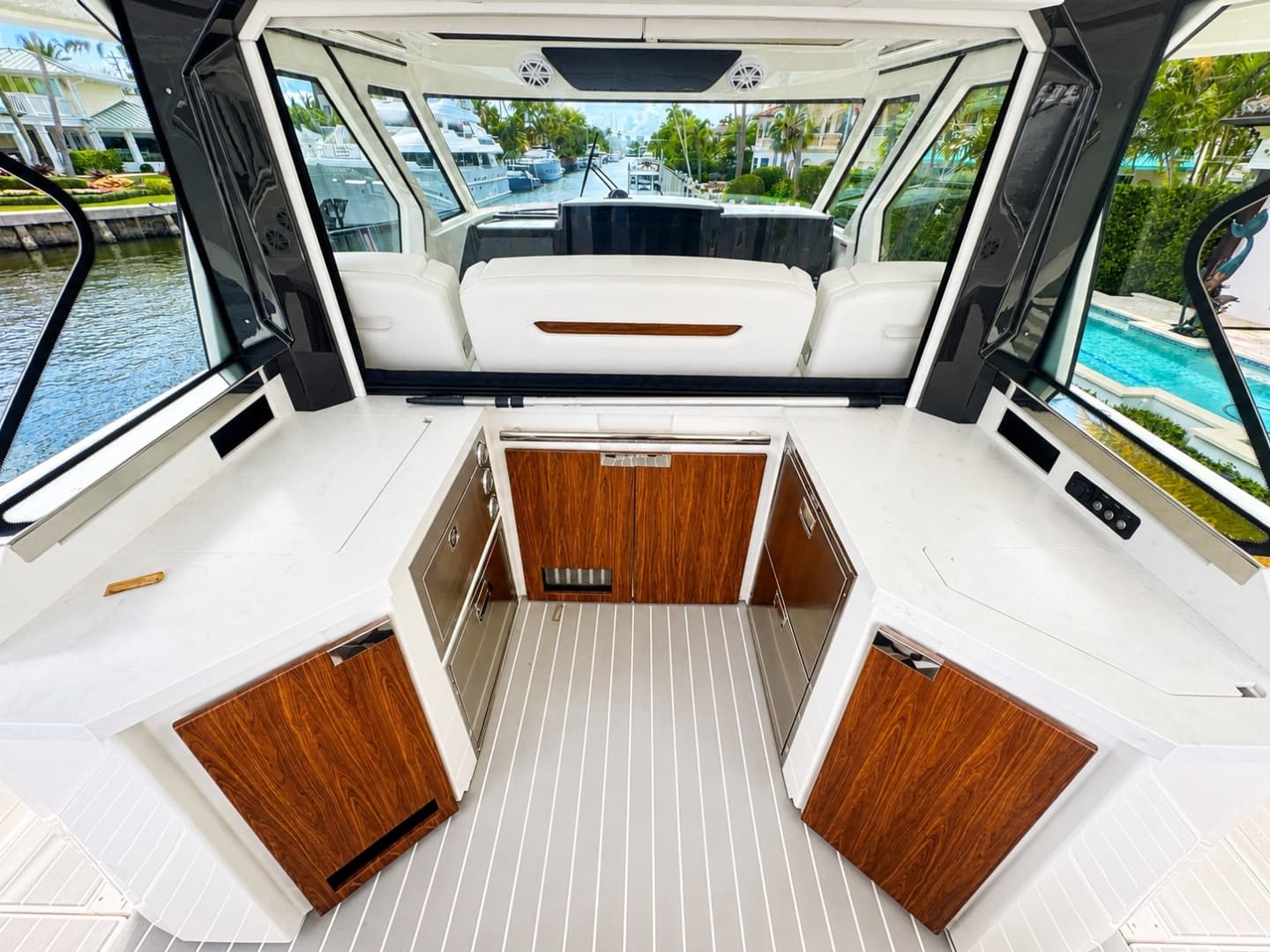 2024 Tiara Yachts 48 LS photo 5