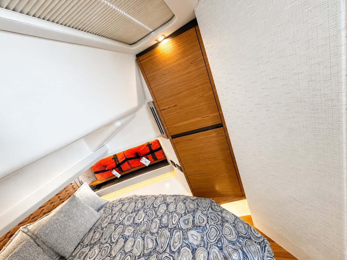 2024 Tiara Yachts 48 LS photo 18