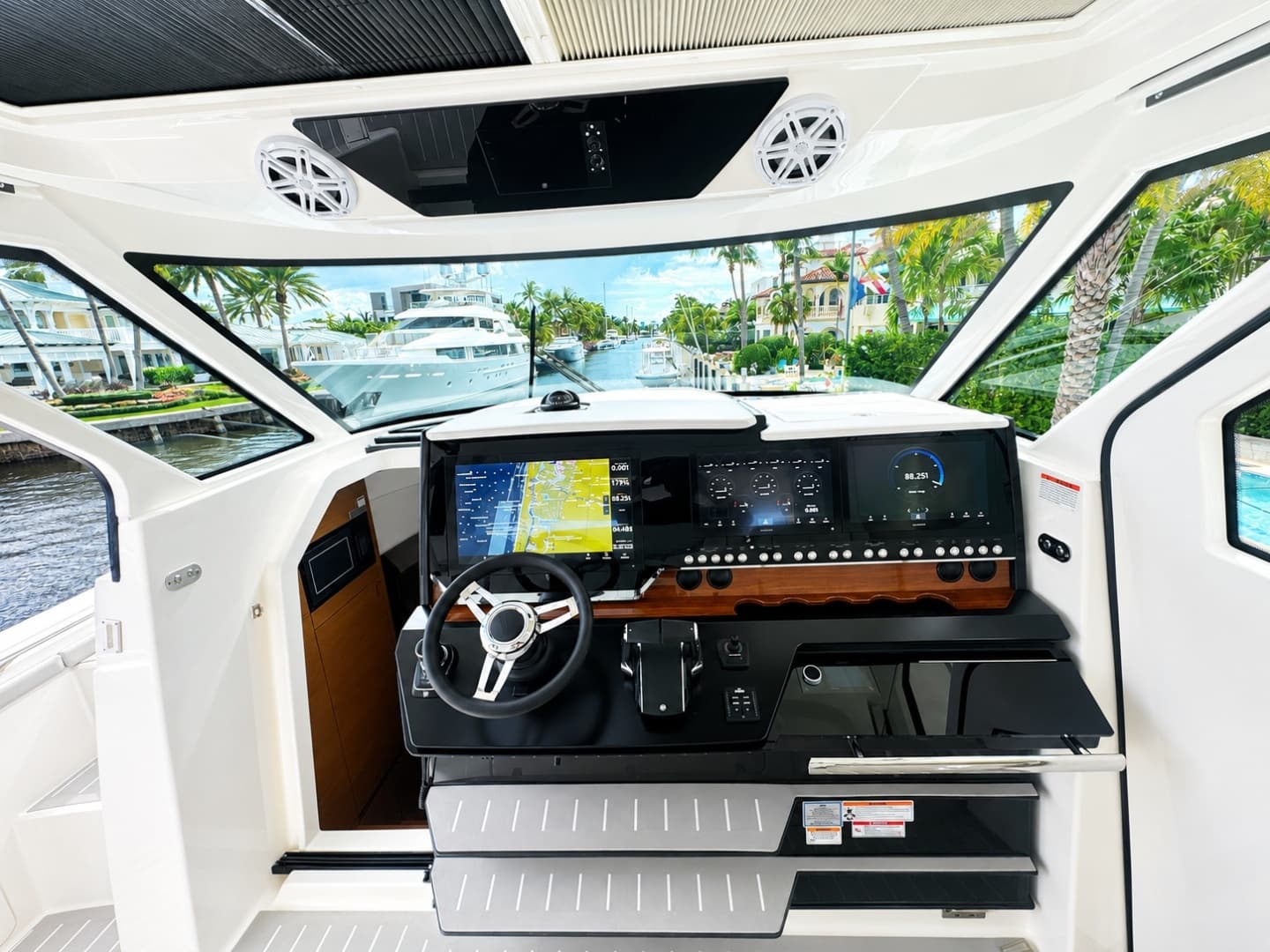 2024 Tiara Yachts 48 LS photo 15