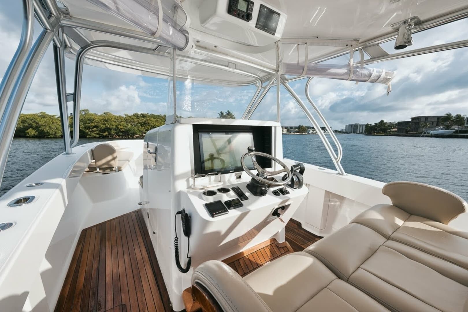 2017 Bahama 37 photo 33