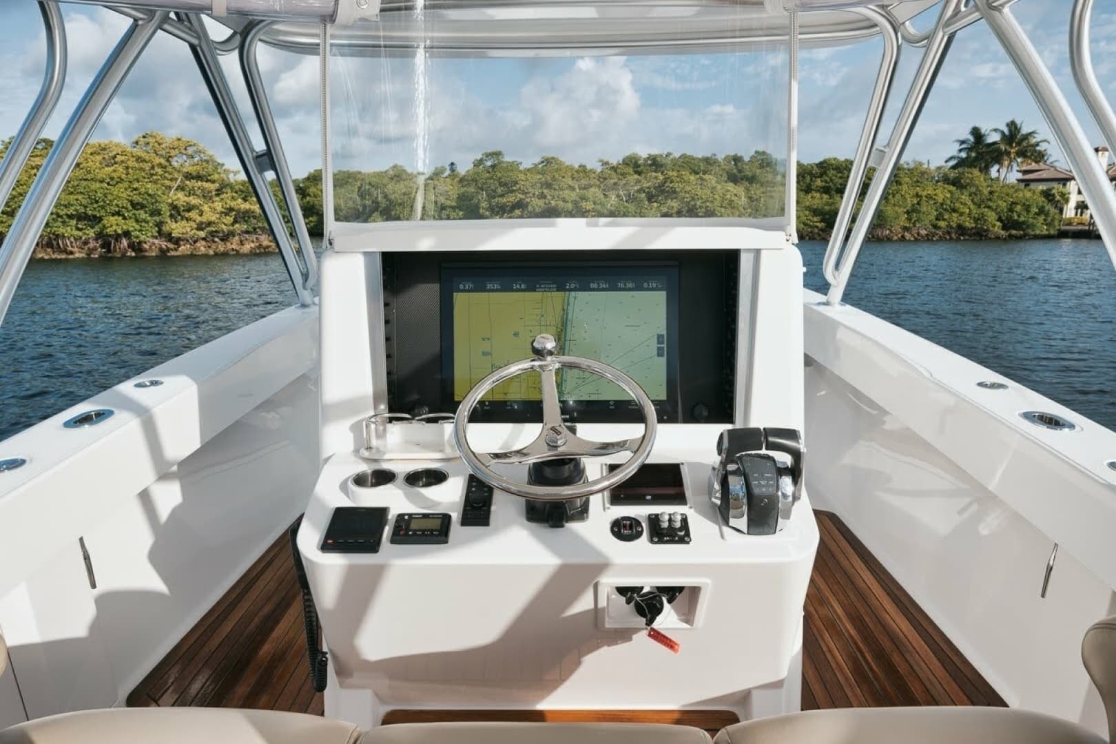 2017 Bahama 37 photo 32