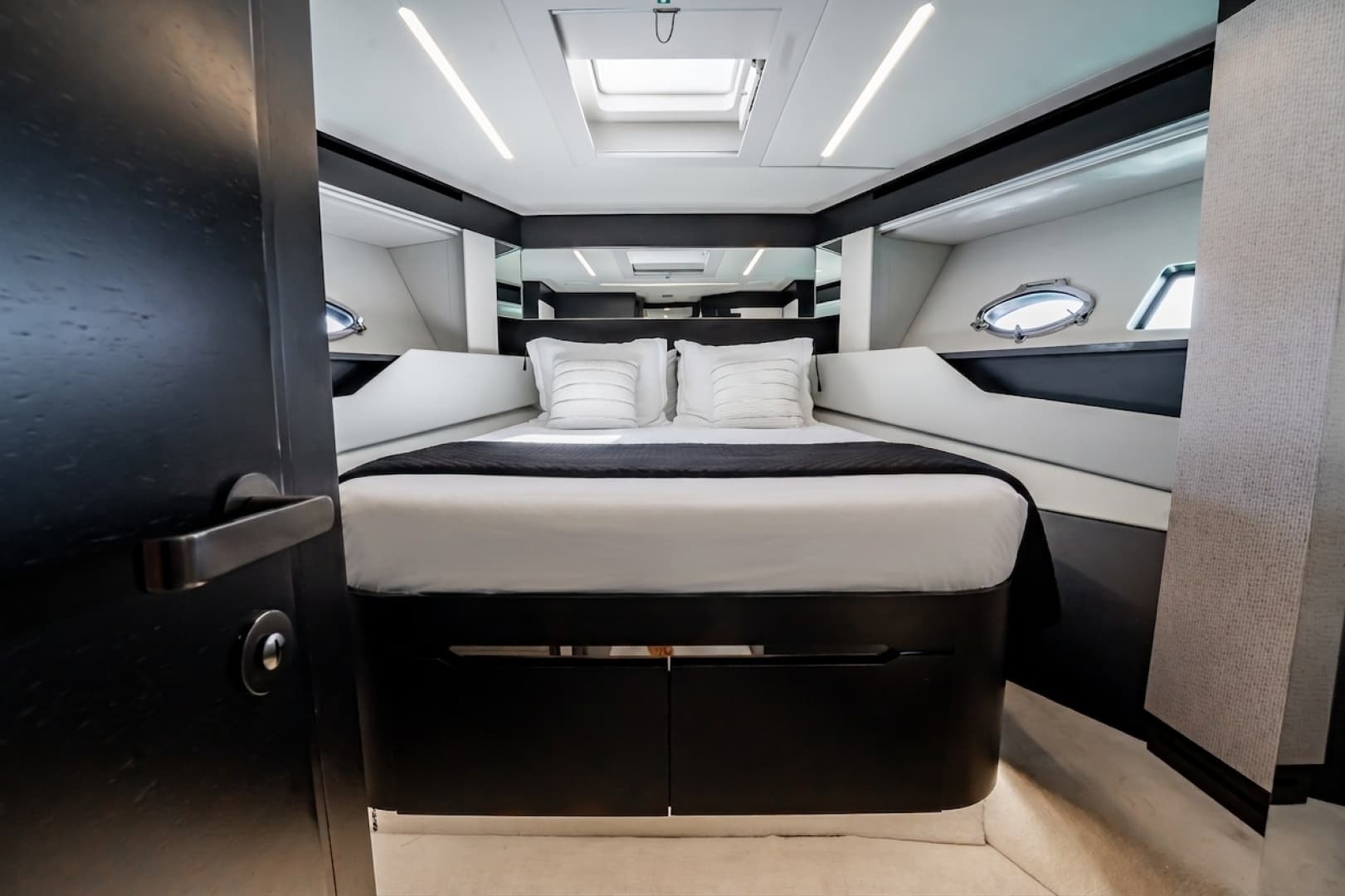 2019 Pershing 8X photo 57
