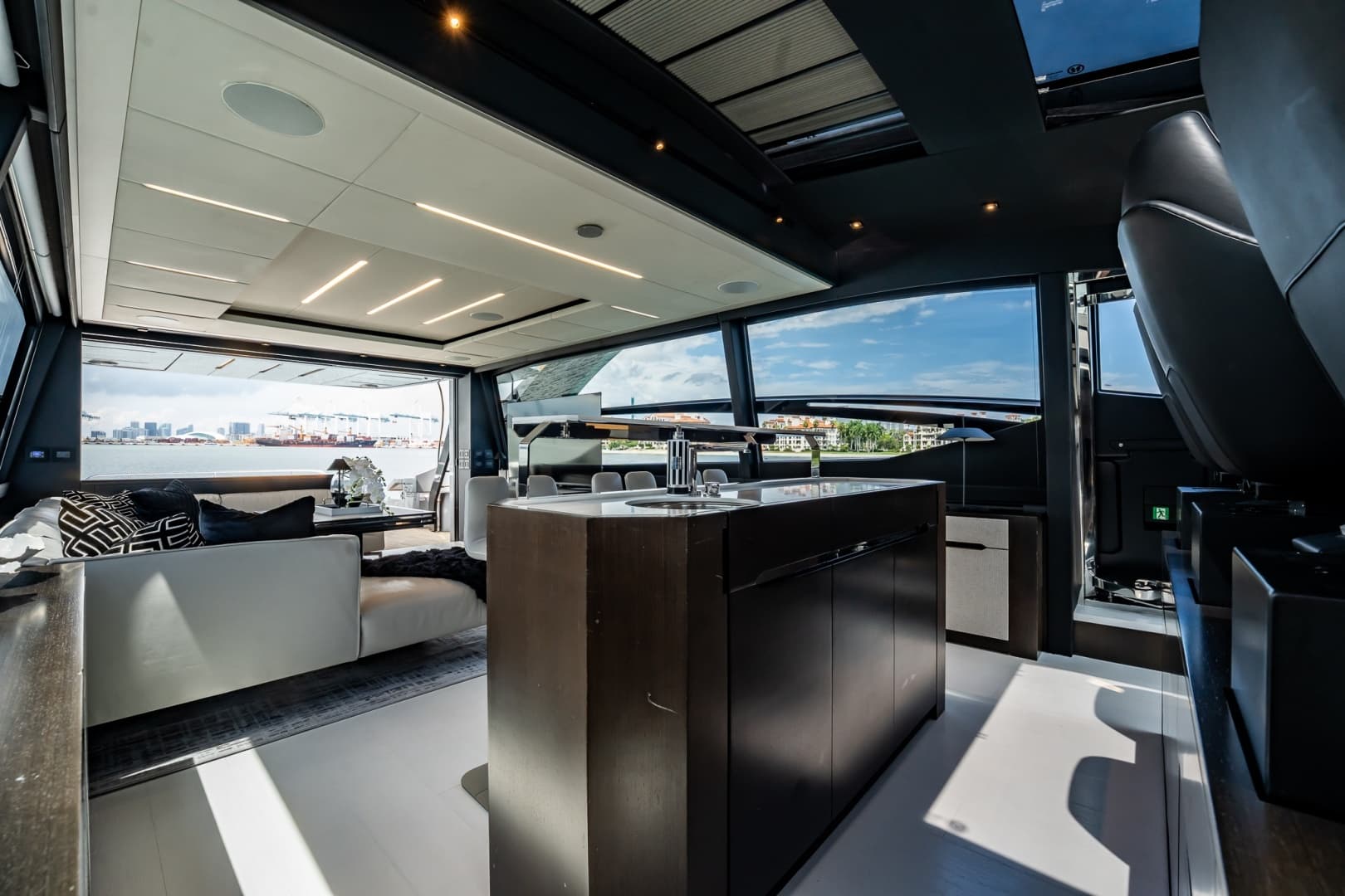 2019 Pershing 8X photo 37