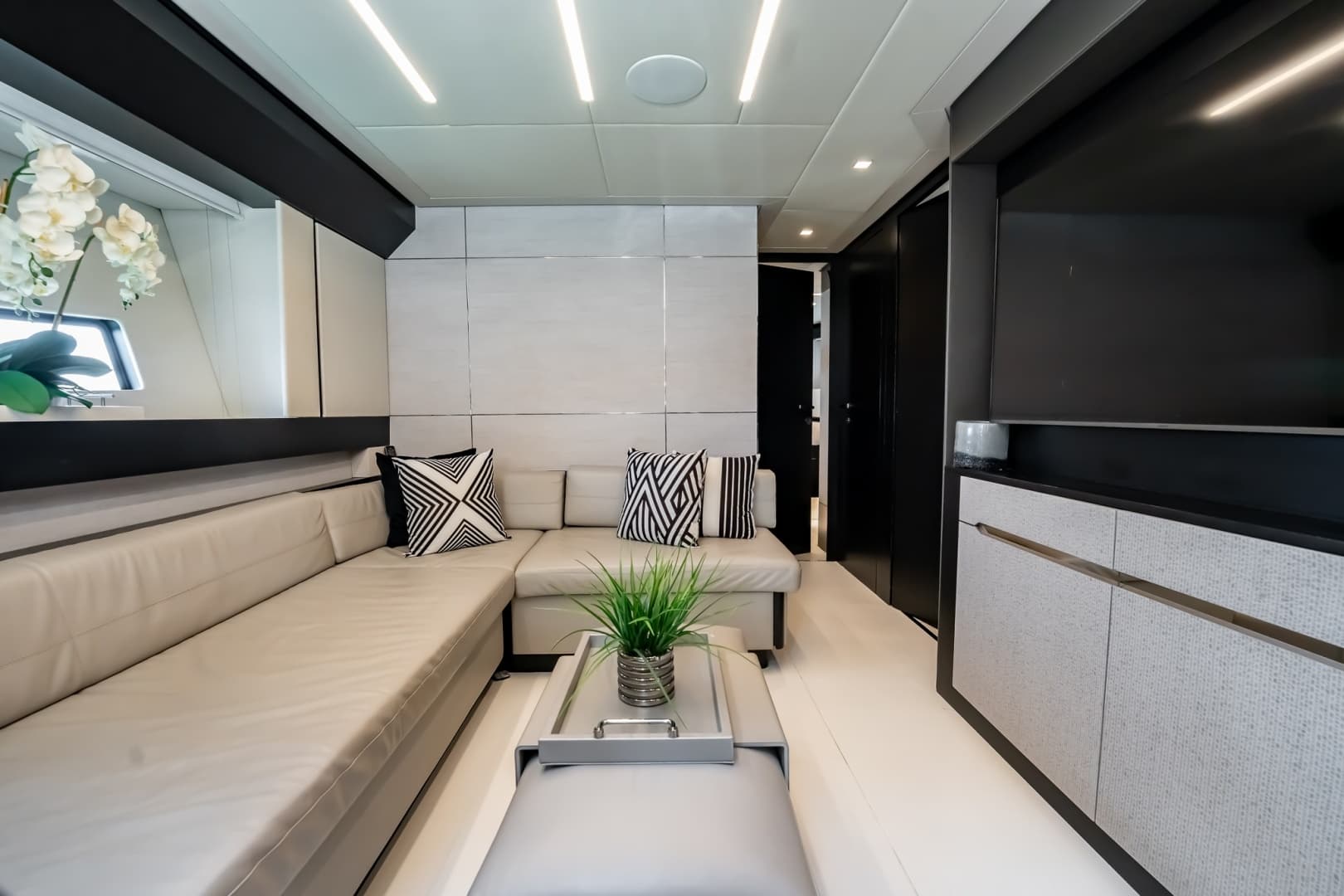 2019 Pershing 8X photo 47