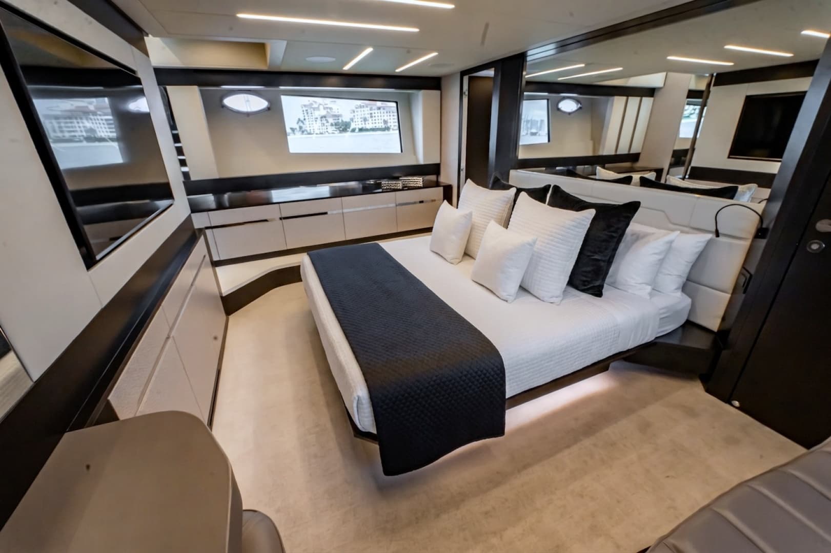 2019 Pershing 8X photo 51