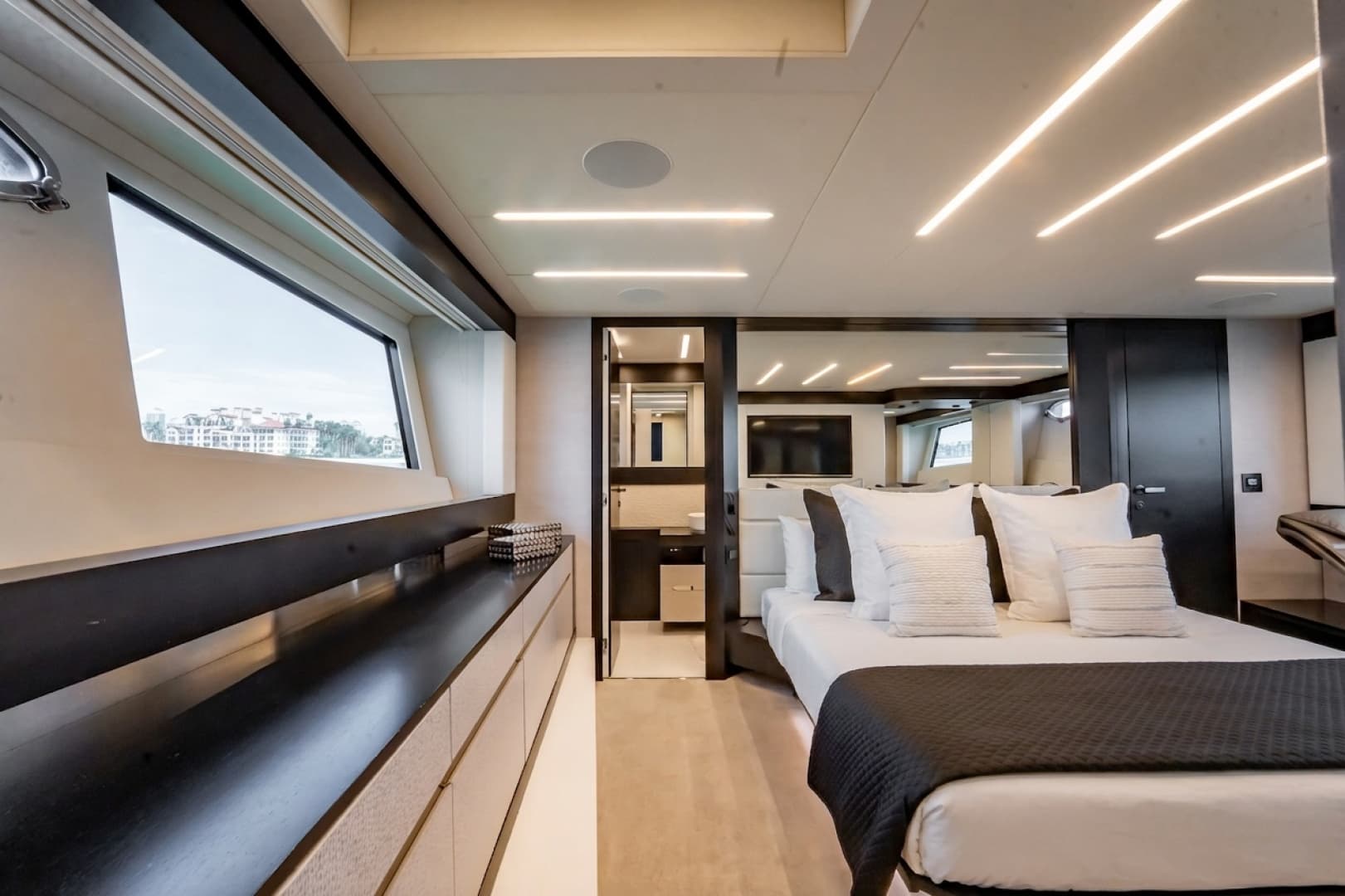 2019 Pershing 8X photo 44